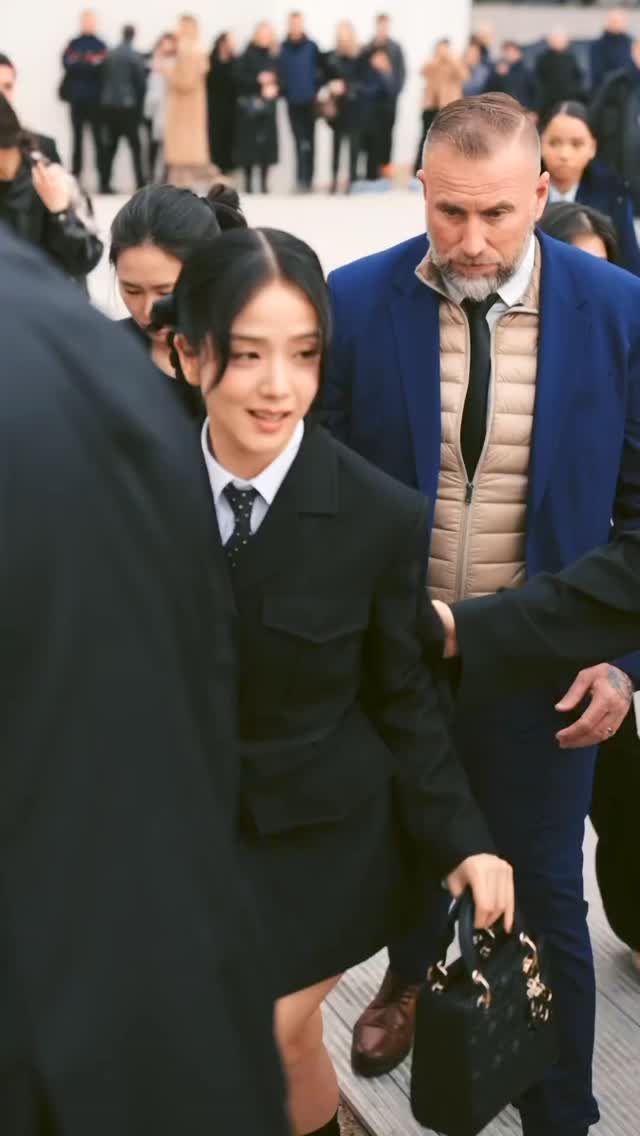 진짜….너무 고급지고 예쁘다🖤🤍DiorAW24 지수 이미지