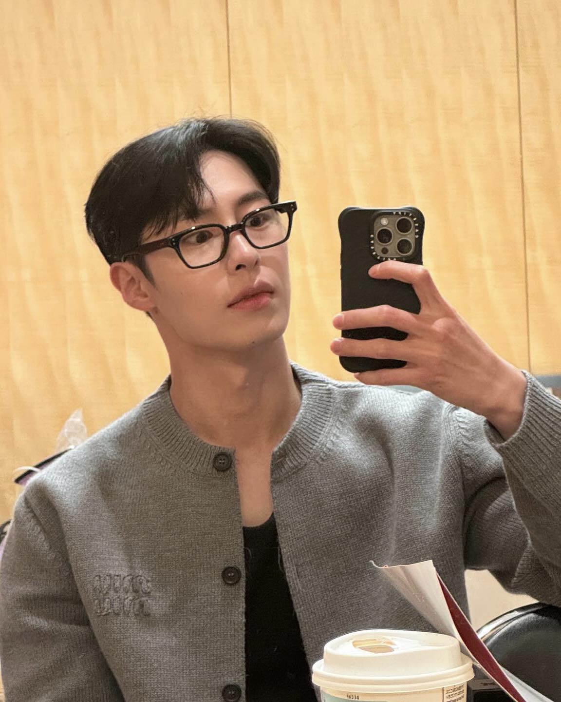 안경이 찰떡인 이재욱 남친룩🖤
근데 이제 진짜 남친이 되어버린🫢 그가 섹시한 맹구였다니...🧑🏻‍🏫 이미지