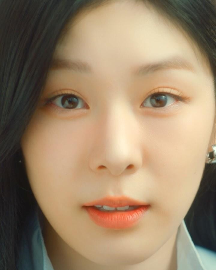 퀸연아👸🏻금메달 미모 유지중
연느x뉴발🩵산뜻 봄러닝🏃🏻‍♀️무슨 생각을 해? 달려! 너답게 #광고

오늘부터 뉴발란스가 김연아와 함께 ‘런 유어 웨이’ 캠페인을 진행합니다. 이번 캠페인은 ‘무슨 생각을 해? 달려! 너답게’라는 메시지와 함께 누구나 쉽게 도전할 수 있는 러닝을 동기부여하고, 러닝 초보부터 엘리트 러너까지 모두가 즐길 수 있는 다채로운 러닝 콘텐츠를 선보인다고 하는데요. 유튜버 ‘띱 Deep’과 함께한 캠페인 영상 공개와 함께 다양한 러닝 이벤트를 진행하고, 러닝 마니아들이 추천하는 러닝화도 만나 볼 수 있습니다. 

이번 캠페인 컬렉션 구매 고객 대상  이미지