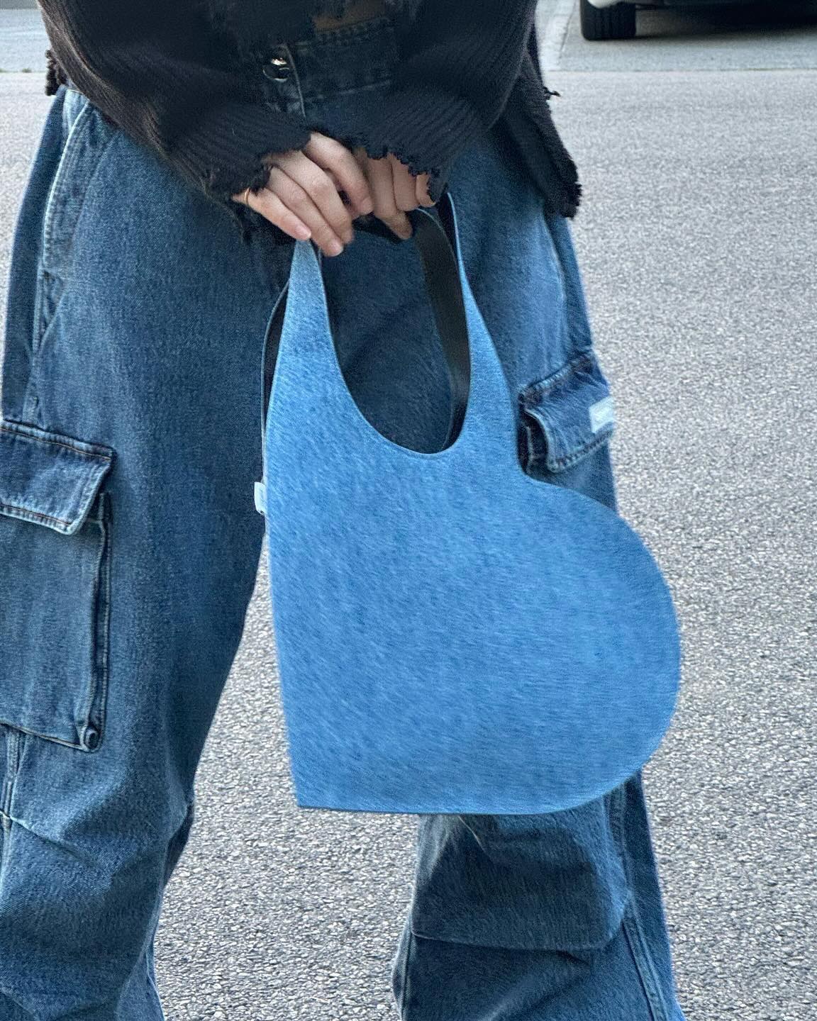 제니의 유니크한 데님 하트백🩵👜
코페르니 하트 토트백✔️사랑스럽게 @어때🏷️가격은 $420부터 이미지2