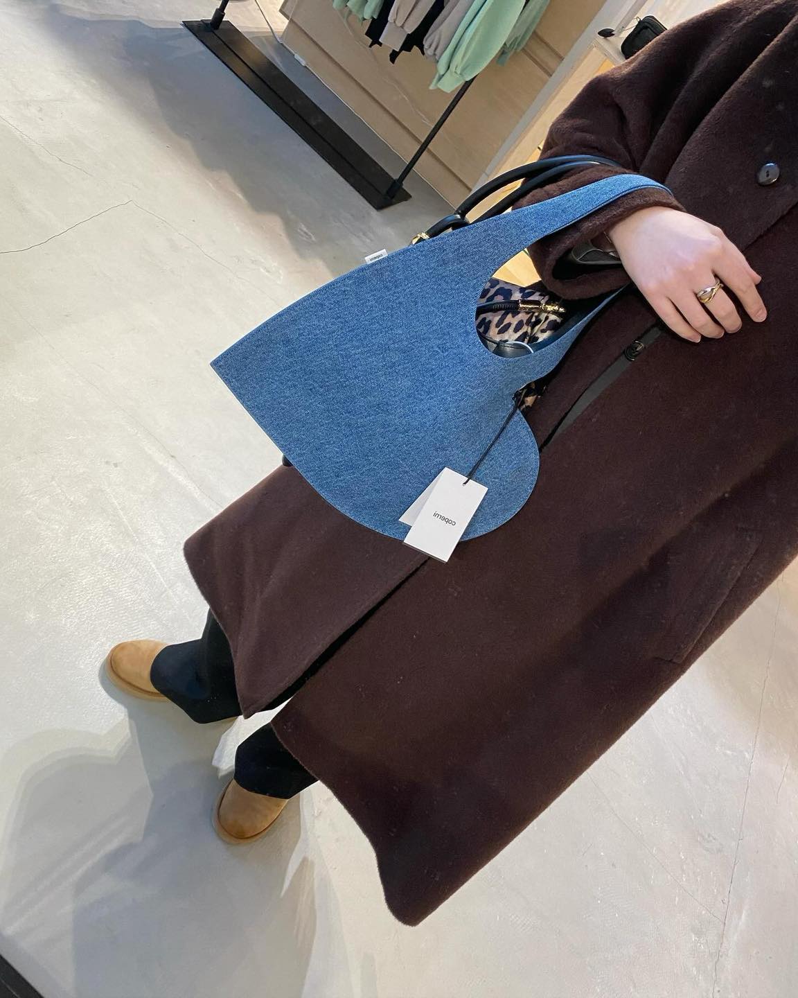 제니의 유니크한 데님 하트백🩵👜
코페르니 하트 토트백✔️사랑스럽게 @어때🏷️가격은 $420부터 이미지5