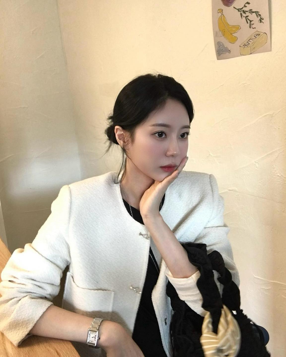 봄 아우터 4가지만 준비하세요☑️
봄에 꼭 필요한 기본 아우터🧥 있으면 평생 잘 입는 클래식템🖤

1. 블랙 블레이저

2. 베이지 트렌치코트

3. 화이트 트위드자켓

4. 브라운 레더자켓 이미지5