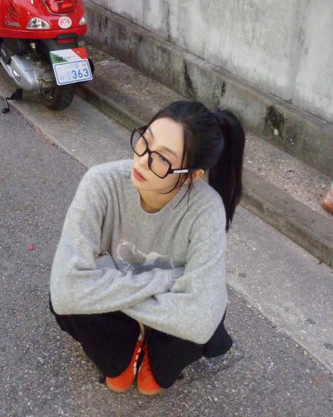 돌아온 90년대 미니멀리즘🩶🖤
회색 니트에 블랙 슬랙스☑️ 모노톤으로 깔끔한 코디 입어봐요🪄 이미지6
