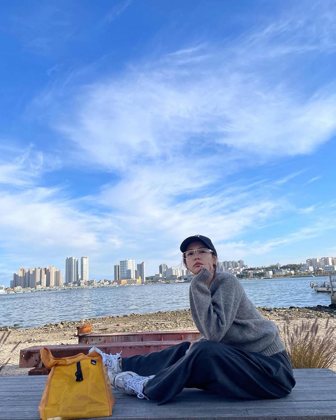 돌아온 90년대 미니멀리즘🩶🖤
회색 니트에 블랙 슬랙스☑️ 모노톤으로 깔끔한 코디 입어봐요🪄 이미지5