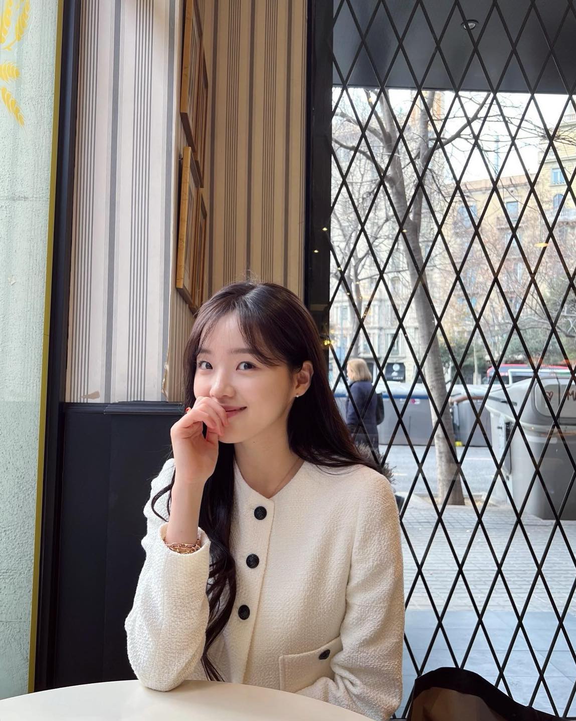 봄 아우터 4가지만 준비하세요☑️
봄에 꼭 필요한 기본 아우터🧥 있으면 평생 잘 입는 클래식템🖤

1. 블랙 블레이저

2. 베이지 트렌치코트

3. 화이트 트위드자켓

4. 브라운 레더자켓 이미지