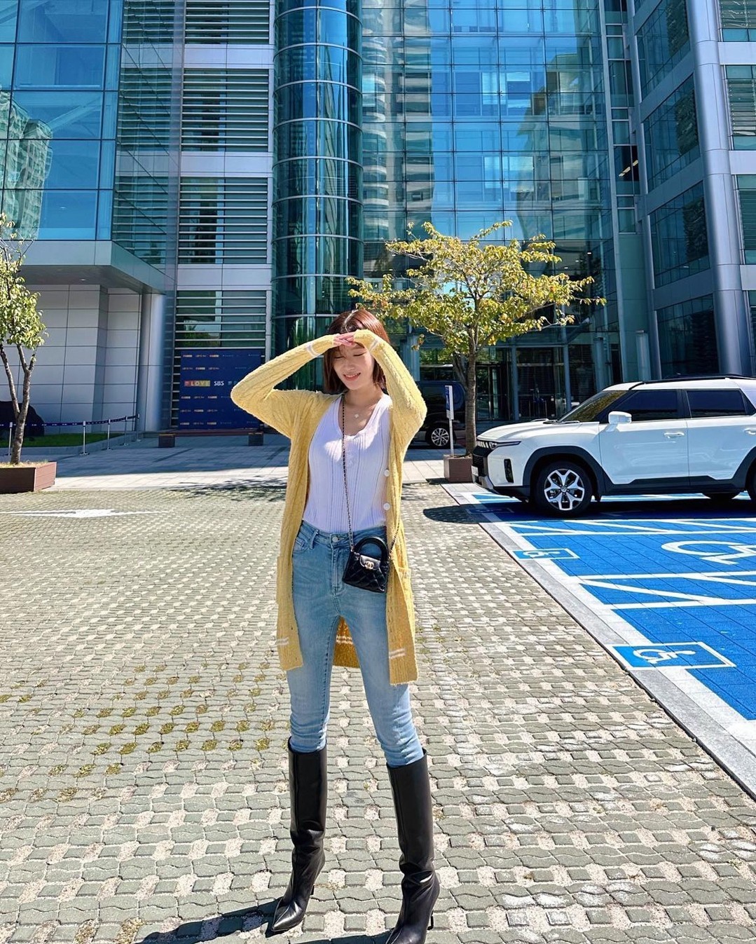 흰티에 청바지 그리고 가디건👖🤍​
 이미지8