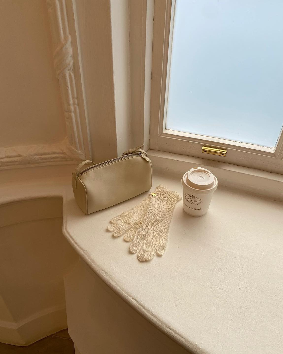 미니멀한 백👜 더로우 90's🖤

더 로우는 이미 마고 백으로 너무 유명한 브랜드죠. 빅 백 말고 데일리로 들고 다니기 좋은 핸드백을 찾으시는 분들에게 90's 백을 소개합니다. 이름처럼 90년대 무드를 더 로우만의 미니멀함으로 재해석해 내 심플함 속에서 고급스러움이 돋보이는 가방인데요. 부드러운 직사각형 디자인에 길이 조절이 가능한 가죽 스트랩으로 숄더백은 물론 크로스백으로도 착용할 수 있습니다. 다양한 소재와 색상이 있어 취향껏 선택하실 수 있고, 가격은 $1,090입니다.

유행타지 않는 클래식한 디자인의 핸드백을 찾으시는 분에게 추천드립니다. 이미지4