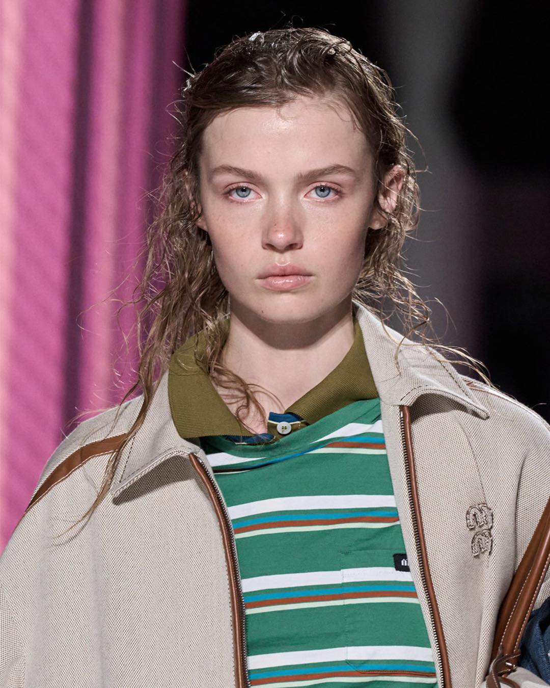 레이어드에 진심인 미우미우🧐

최근 유행하는 패션의 구심점은 바로 미우미우가 아닐까 싶습니다. 로우라이즈부터 긱시크까지 연이어 트렌드를 선두하고 있는 미우미우가 2024년 봄 컬렉션에서 새로운 스타일링을 선보였는데요. 긴팔 아이템 위에 반팔 아이템을 레이어드하여 너드미를 돋보이게 한다거나, 각기 다른 패턴들을 레이어드하며 미우미우만의 방식으로 프레피룩을 재해석했죠. 

가끔은 미우미우처럼 대담하게 레이어드하여 스타일링에 확실한 포인트를 주어보는 건 어떨까요? 👔 이미지