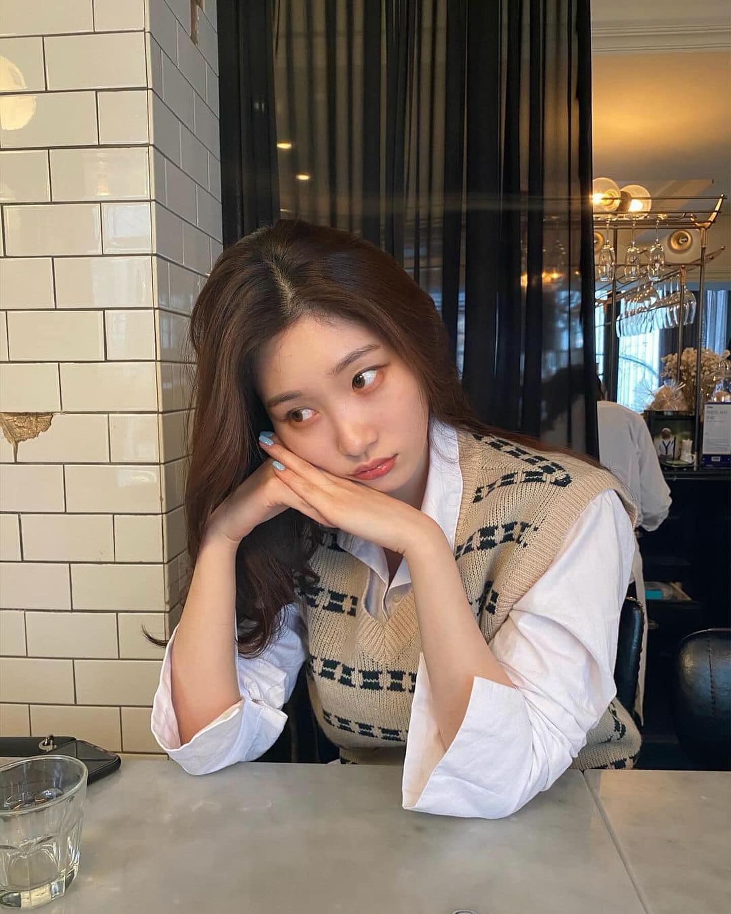 니트조끼에 셔츠 말해뭐해🩶🤍 이미지