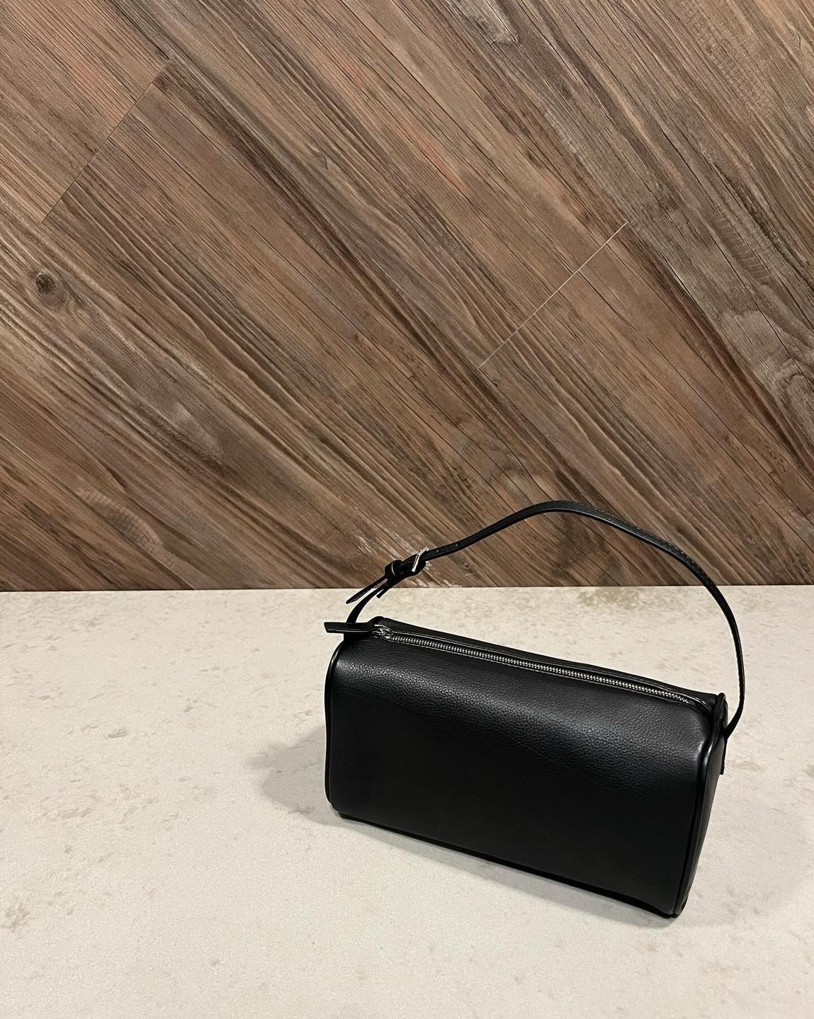 미니멀한 백👜 더로우 90's🖤

더 로우는 이미 마고 백으로 너무 유명한 브랜드죠. 빅 백 말고 데일리로 들고 다니기 좋은 핸드백을 찾으시는 분들에게 90's 백을 소개합니다. 이름처럼 90년대 무드를 더 로우만의 미니멀함으로 재해석해 내 심플함 속에서 고급스러움이 돋보이는 가방인데요. 부드러운 직사각형 디자인에 길이 조절이 가능한 가죽 스트랩으로 숄더백은 물론 크로스백으로도 착용할 수 있습니다. 다양한 소재와 색상이 있어 취향껏 선택하실 수 있고, 가격은 $1,090입니다.

유행타지 않는 클래식한 디자인의 핸드백을 찾으시는 분에게 추천드립니다. 이미지10