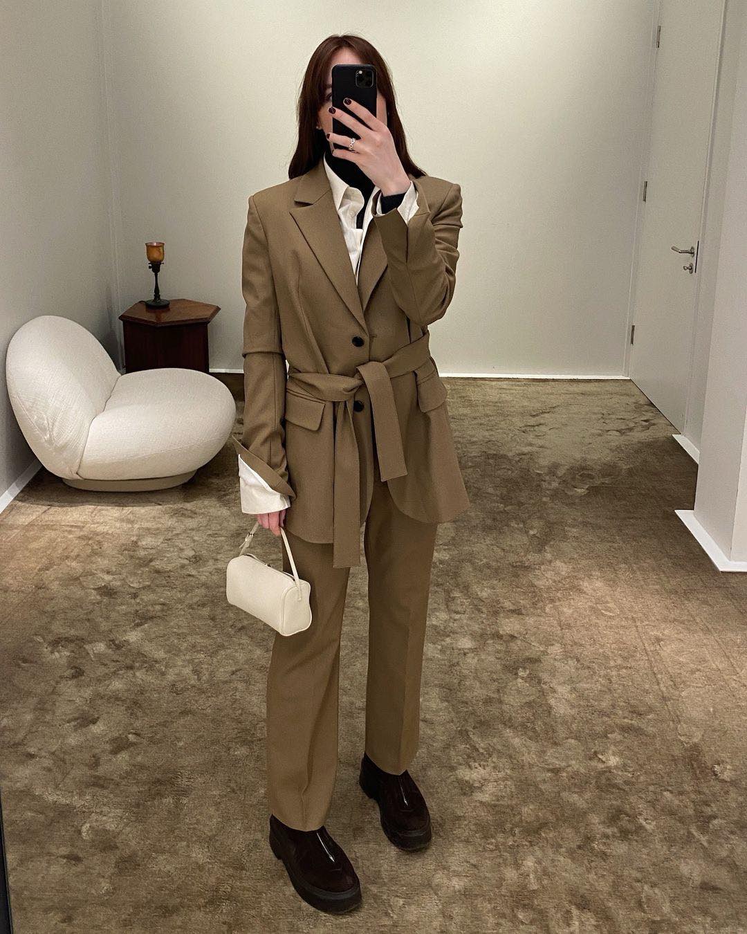 미니멀한 백👜 더로우 90's🖤

더 로우는 이미 마고 백으로 너무 유명한 브랜드죠. 빅 백 말고 데일리로 들고 다니기 좋은 핸드백을 찾으시는 분들에게 90's 백을 소개합니다. 이름처럼 90년대 무드를 더 로우만의 미니멀함으로 재해석해 내 심플함 속에서 고급스러움이 돋보이는 가방인데요. 부드러운 직사각형 디자인에 길이 조절이 가능한 가죽 스트랩으로 숄더백은 물론 크로스백으로도 착용할 수 있습니다. 다양한 소재와 색상이 있어 취향껏 선택하실 수 있고, 가격은 $1,090입니다.

유행타지 않는 클래식한 디자인의 핸드백을 찾으시는 분에게 추천드립니다. 이미지3