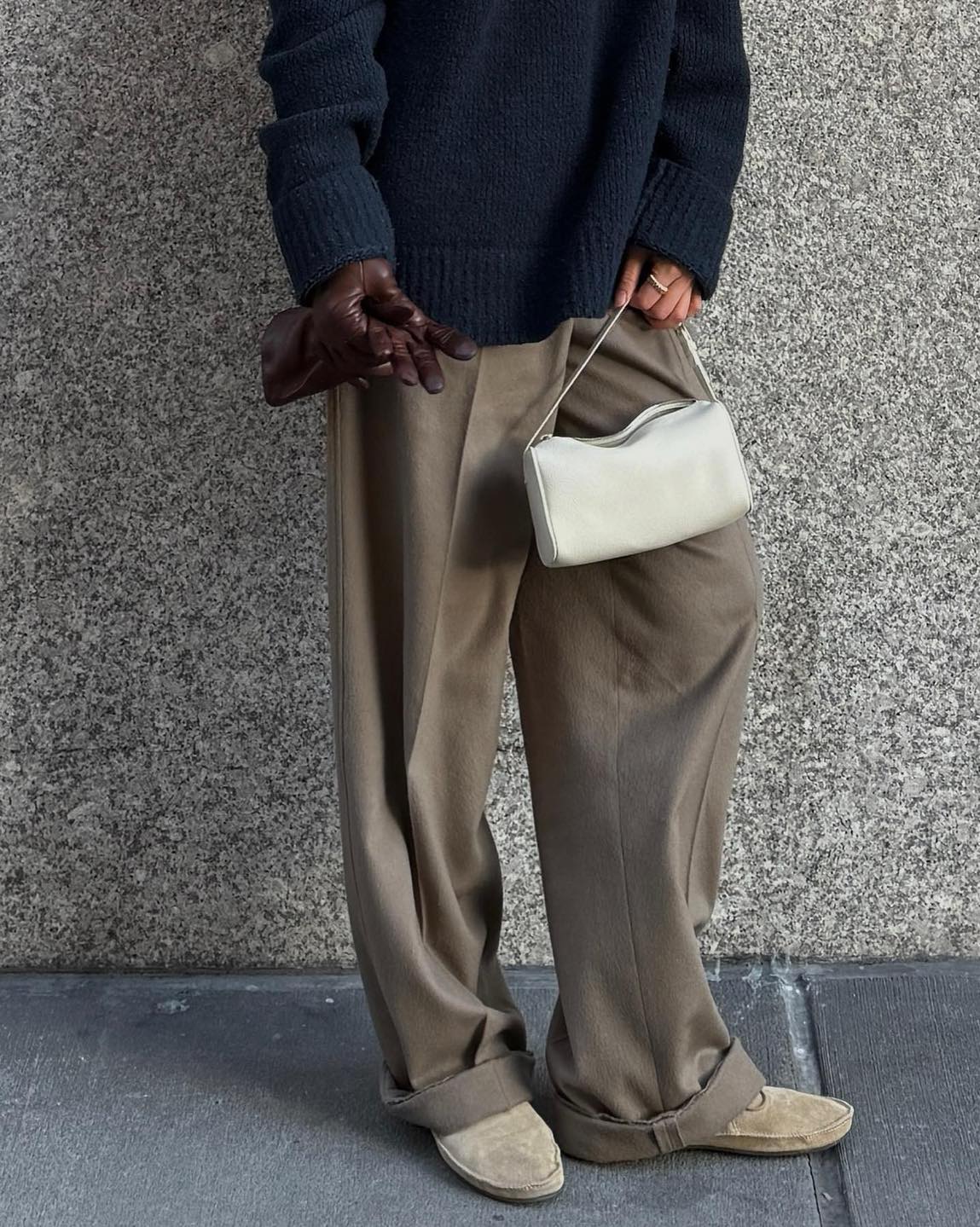 미니멀한 백👜 더로우 90's🖤

더 로우는 이미 마고 백으로 너무 유명한 브랜드죠. 빅 백 말고 데일리로 들고 다니기 좋은 핸드백을 찾으시는 분들에게 90's 백을 소개합니다. 이름처럼 90년대 무드를 더 로우만의 미니멀함으로 재해석해 내 심플함 속에서 고급스러움이 돋보이는 가방인데요. 부드러운 직사각형 디자인에 길이 조절이 가능한 가죽 스트랩으로 숄더백은 물론 크로스백으로도 착용할 수 있습니다. 다양한 소재와 색상이 있어 취향껏 선택하실 수 있고, 가격은 $1,090입니다.

유행타지 않는 클래식한 디자인의 핸드백을 찾으시는 분에게 추천드립니다. 이미지5