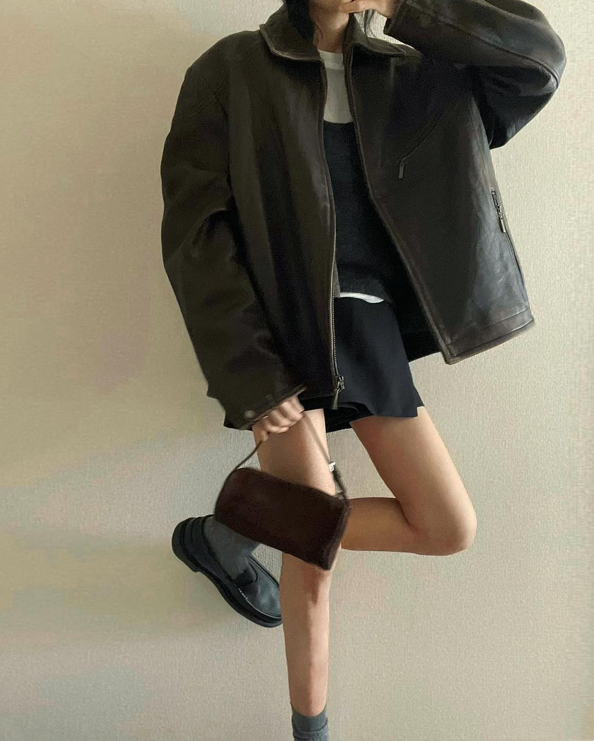 미니멀한 백👜 더로우 90's🖤

더 로우는 이미 마고 백으로 너무 유명한 브랜드죠. 빅 백 말고 데일리로 들고 다니기 좋은 핸드백을 찾으시는 분들에게 90's 백을 소개합니다. 이름처럼 90년대 무드를 더 로우만의 미니멀함으로 재해석해 내 심플함 속에서 고급스러움이 돋보이는 가방인데요. 부드러운 직사각형 디자인에 길이 조절이 가능한 가죽 스트랩으로 숄더백은 물론 크로스백으로도 착용할 수 있습니다. 다양한 소재와 색상이 있어 취향껏 선택하실 수 있고, 가격은 $1,090입니다.

유행타지 않는 클래식한 디자인의 핸드백을 찾으시는 분에게 추천드립니다. 이미지9