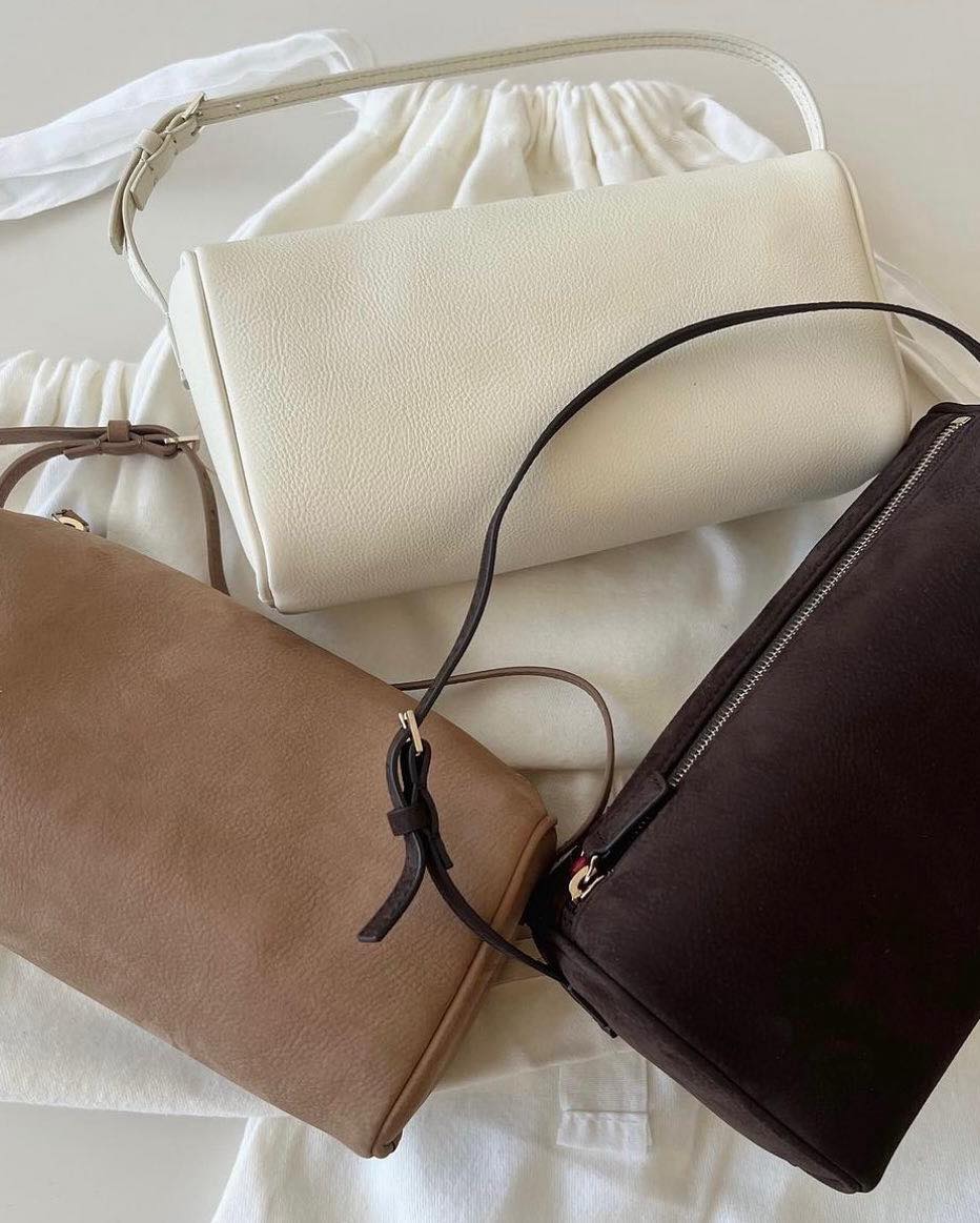 미니멀한 백👜 더로우 90's🖤

더 로우는 이미 마고 백으로 너무 유명한 브랜드죠. 빅 백 말고 데일리로 들고 다니기 좋은 핸드백을 찾으시는 분들에게 90's 백을 소개합니다. 이름처럼 90년대 무드를 더 로우만의 미니멀함으로 재해석해 내 심플함 속에서 고급스러움이 돋보이는 가방인데요. 부드러운 직사각형 디자인에 길이 조절이 가능한 가죽 스트랩으로 숄더백은 물론 크로스백으로도 착용할 수 있습니다. 다양한 소재와 색상이 있어 취향껏 선택하실 수 있고, 가격은 $1,090입니다.

유행타지 않는 클래식한 디자인의 핸드백을 찾으시는 분에게 추천드립니다. 이미지6