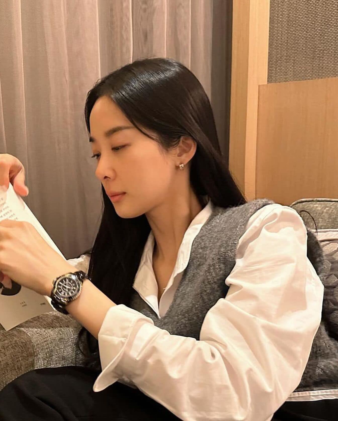 니트조끼에 셔츠 말해뭐해🩶🤍 이미지