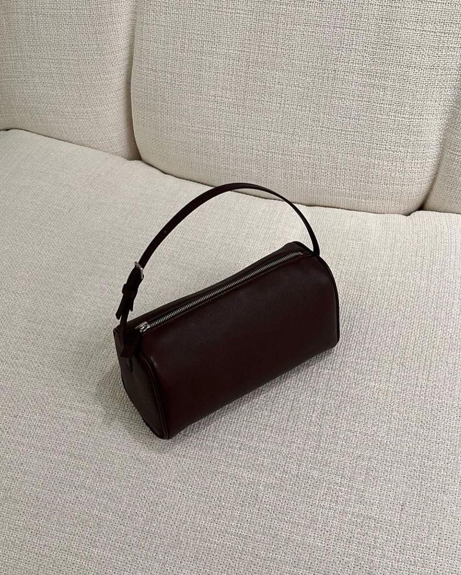 미니멀한 백👜 더로우 90's🖤

더 로우는 이미 마고 백으로 너무 유명한 브랜드죠. 빅 백 말고 데일리로 들고 다니기 좋은 핸드백을 찾으시는 분들에게 90's 백을 소개합니다. 이름처럼 90년대 무드를 더 로우만의 미니멀함으로 재해석해 내 심플함 속에서 고급스러움이 돋보이는 가방인데요. 부드러운 직사각형 디자인에 길이 조절이 가능한 가죽 스트랩으로 숄더백은 물론 크로스백으로도 착용할 수 있습니다. 다양한 소재와 색상이 있어 취향껏 선택하실 수 있고, 가격은 $1,090입니다.

유행타지 않는 클래식한 디자인의 핸드백을 찾으시는 분에게 추천드립니다. 이미지8