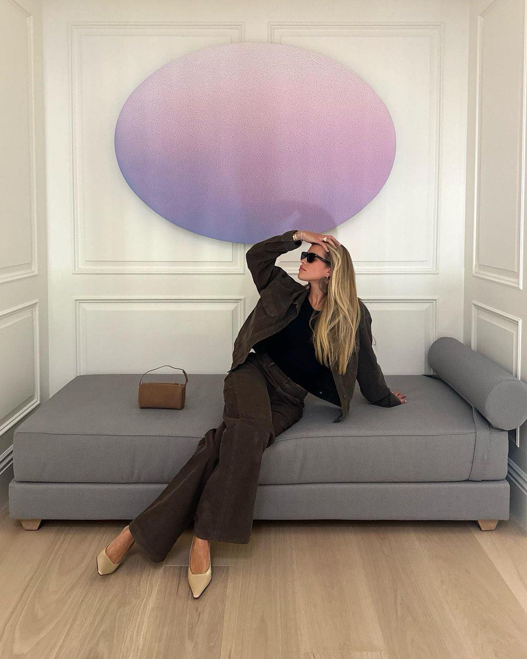 미니멀한 백👜 더로우 90's🖤

더 로우는 이미 마고 백으로 너무 유명한 브랜드죠. 빅 백 말고 데일리로 들고 다니기 좋은 핸드백을 찾으시는 분들에게 90's 백을 소개합니다. 이름처럼 90년대 무드를 더 로우만의 미니멀함으로 재해석해 내 심플함 속에서 고급스러움이 돋보이는 가방인데요. 부드러운 직사각형 디자인에 길이 조절이 가능한 가죽 스트랩으로 숄더백은 물론 크로스백으로도 착용할 수 있습니다. 다양한 소재와 색상이 있어 취향껏 선택하실 수 있고, 가격은 $1,090입니다.

유행타지 않는 클래식한 디자인의 핸드백을 찾으시는 분에게 추천드립니다. 이미지2