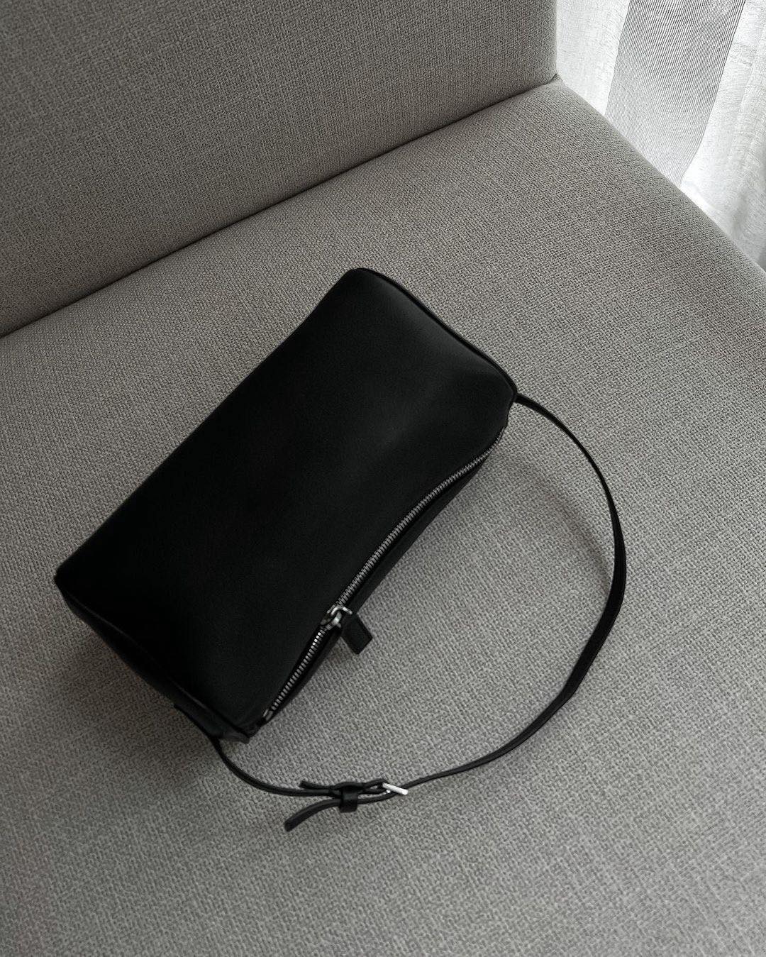 미니멀한 백👜 더로우 90's🖤

더 로우는 이미 마고 백으로 너무 유명한 브랜드죠. 빅 백 말고 데일리로 들고 다니기 좋은 핸드백을 찾으시는 분들에게 90's 백을 소개합니다. 이름처럼 90년대 무드를 더 로우만의 미니멀함으로 재해석해 내 심플함 속에서 고급스러움이 돋보이는 가방인데요. 부드러운 직사각형 디자인에 길이 조절이 가능한 가죽 스트랩으로 숄더백은 물론 크로스백으로도 착용할 수 있습니다. 다양한 소재와 색상이 있어 취향껏 선택하실 수 있고, 가격은 $1,090입니다.

유행타지 않는 클래식한 디자인의 핸드백을 찾으시는 분에게 추천드립니다. 이미지