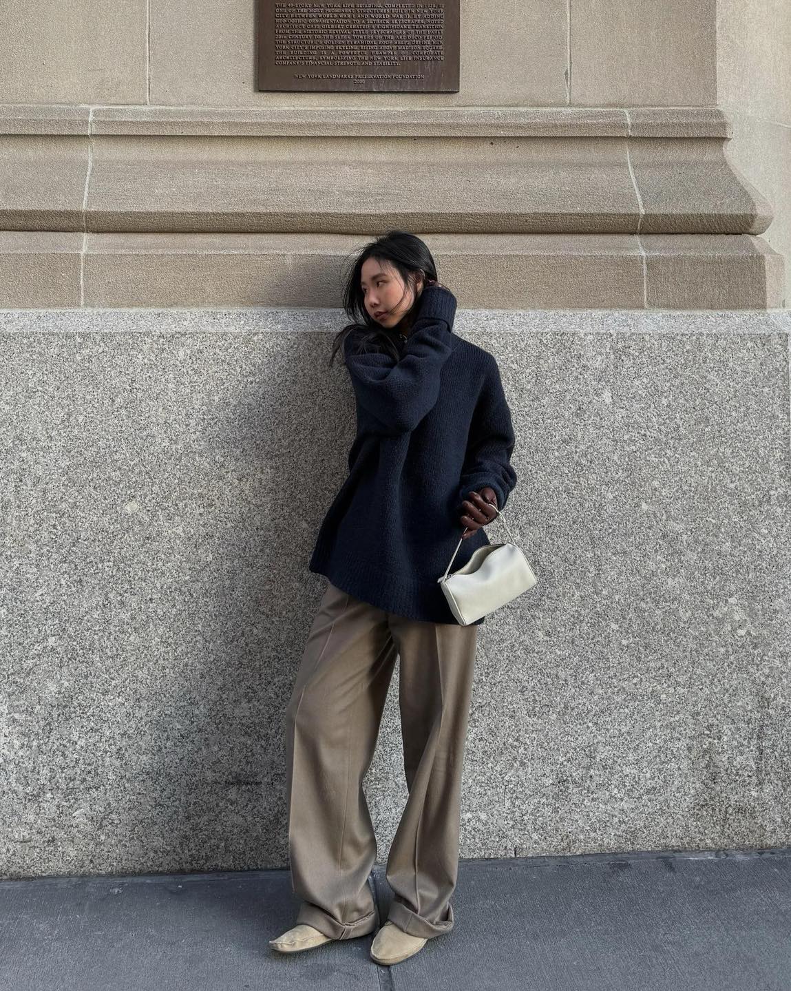 미니멀한 백👜 더로우 90's🖤

더 로우는 이미 마고 백으로 너무 유명한 브랜드죠. 빅 백 말고 데일리로 들고 다니기 좋은 핸드백을 찾으시는 분들에게 90's 백을 소개합니다. 이름처럼 90년대 무드를 더 로우만의 미니멀함으로 재해석해 내 심플함 속에서 고급스러움이 돋보이는 가방인데요. 부드러운 직사각형 디자인에 길이 조절이 가능한 가죽 스트랩으로 숄더백은 물론 크로스백으로도 착용할 수 있습니다. 다양한 소재와 색상이 있어 취향껏 선택하실 수 있고, 가격은 $1,090입니다.

유행타지 않는 클래식한 디자인의 핸드백을 찾으시는 분에게 추천드립니다. 이미지7