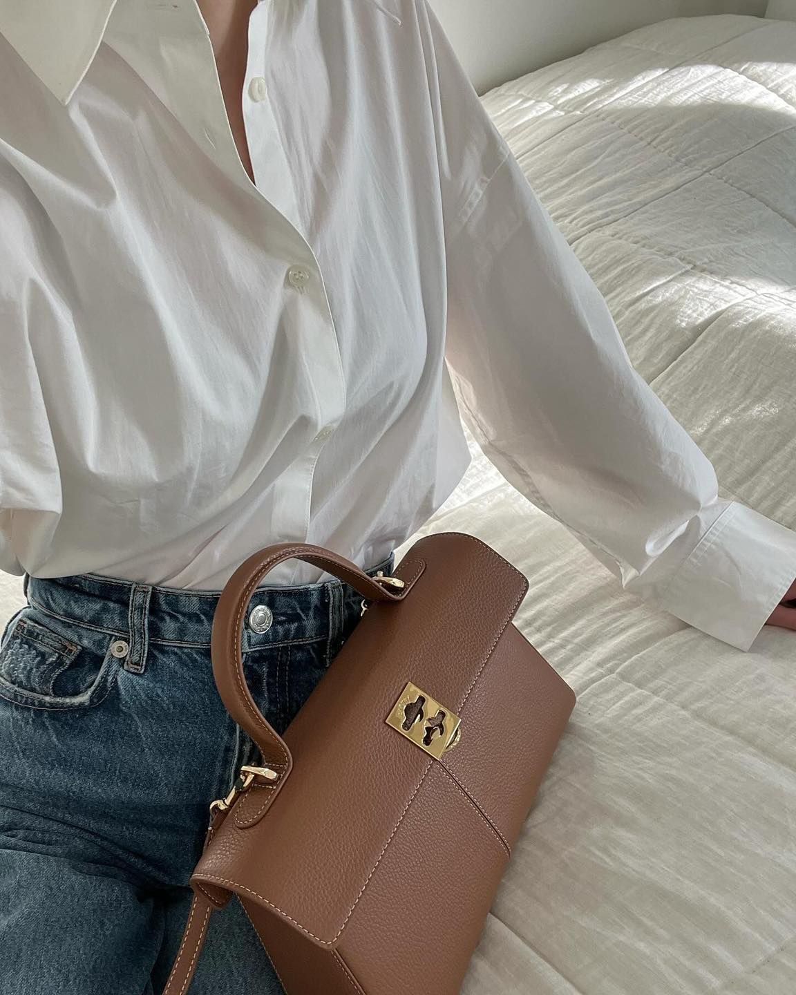 해외에서 핫한 클래식백💼카푸네

홍콩 패션 브랜드 카푸네는 클래식하면서도 모던한 감각의 가방을 선보입니다. 그중, 베스트셀러인 '스탠스 백'은 카푸네의 시그니처 C-Lock 잠금장치와 골드 하드웨어가 어우러져 우아하고 세련된 분위기를 풍기는데요. 스탠스 백은 지속 가능한 이탈리아 가죽과 재활용 폴리에스테르 안감으로 제작되어 환경을 생각하시는 분들께도 추천드립니다.

카푸네의 스탠스 백 스타일링을 슬라이드를 넘겨 확인해 보세요.🔥 이미지3