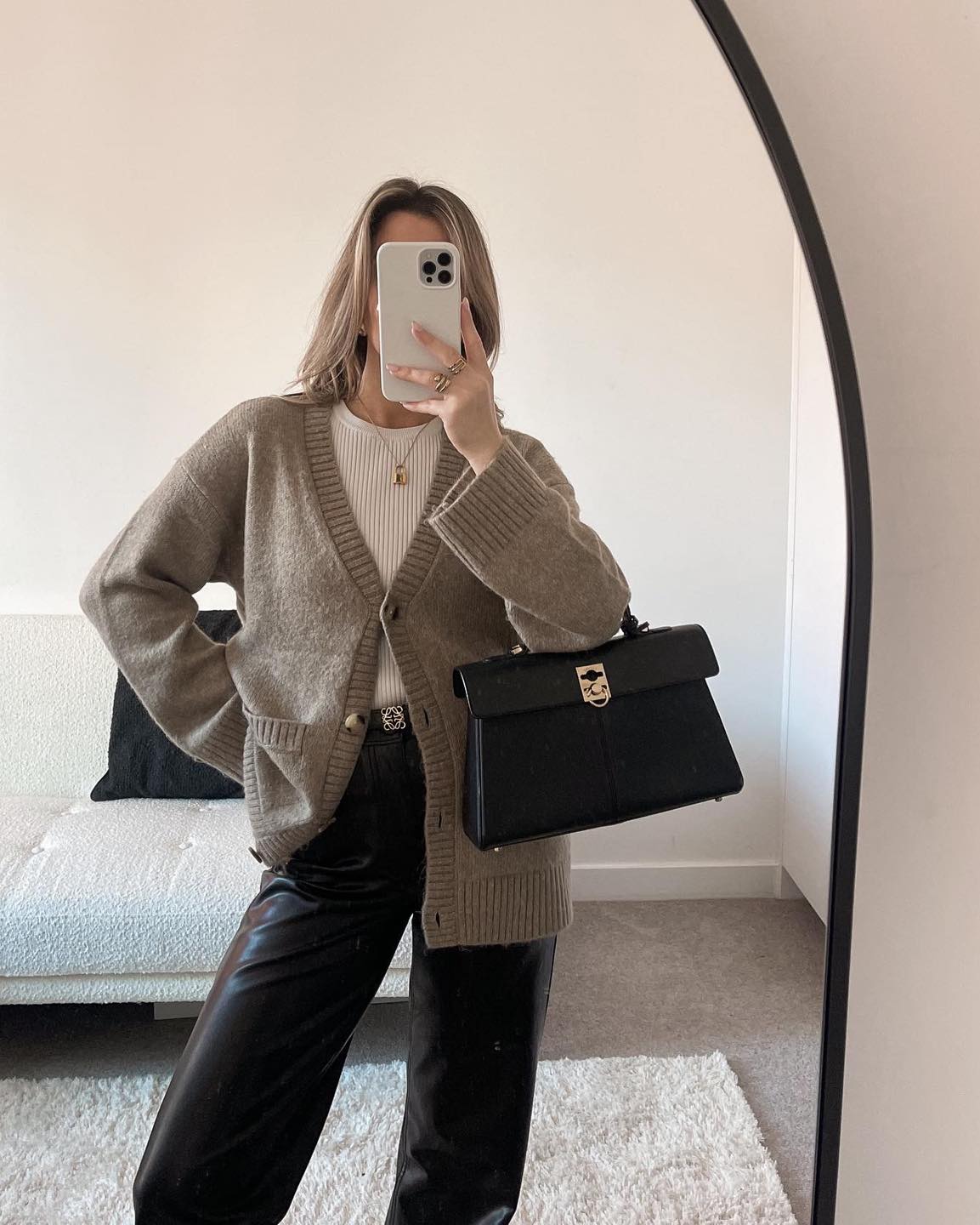 해외에서 핫한 클래식백💼카푸네

홍콩 패션 브랜드 카푸네는 클래식하면서도 모던한 감각의 가방을 선보입니다. 그중, 베스트셀러인 '스탠스 백'은 카푸네의 시그니처 C-Lock 잠금장치와 골드 하드웨어가 어우러져 우아하고 세련된 분위기를 풍기는데요. 스탠스 백은 지속 가능한 이탈리아 가죽과 재활용 폴리에스테르 안감으로 제작되어 환경을 생각하시는 분들께도 추천드립니다.

카푸네의 스탠스 백 스타일링을 슬라이드를 넘겨 확인해 보세요.🔥 이미지4