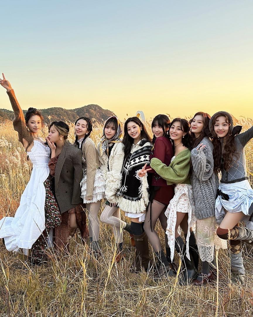 트와이스 빌보드 200 차트 1위💖
트와이스가 열세 번째 미니음반 ‘위드 유-스’(With YOU-th)로 미국 빌보드 메인 앨범 차트 ‘빌보드 200’ 1위를 차지했습니다. 트와이스가 미국 빌보드 메인 앨범 차트 1위를 차지한 것은 이번이 처음이라고 하는데요. 이는 K팝 그룹으로는 방탄소년단(BTS), 슈퍼엠, 스트레이 키즈, 블랙핑크, 투모로우바이투게더(TXT), 뉴진스, 에이티즈에 이어 여덟 번째로 기록된 것입니다.
한편, 트와이스는 미국 빌보드 메인 앨범 차트 '200'에서 첫 1위를 달성한 후에도, 데뷔 10년차에 초동 첫 100만 장을 달성하는 등 '커리어 하이'를 이어가고 있습니다. 📈 이미지