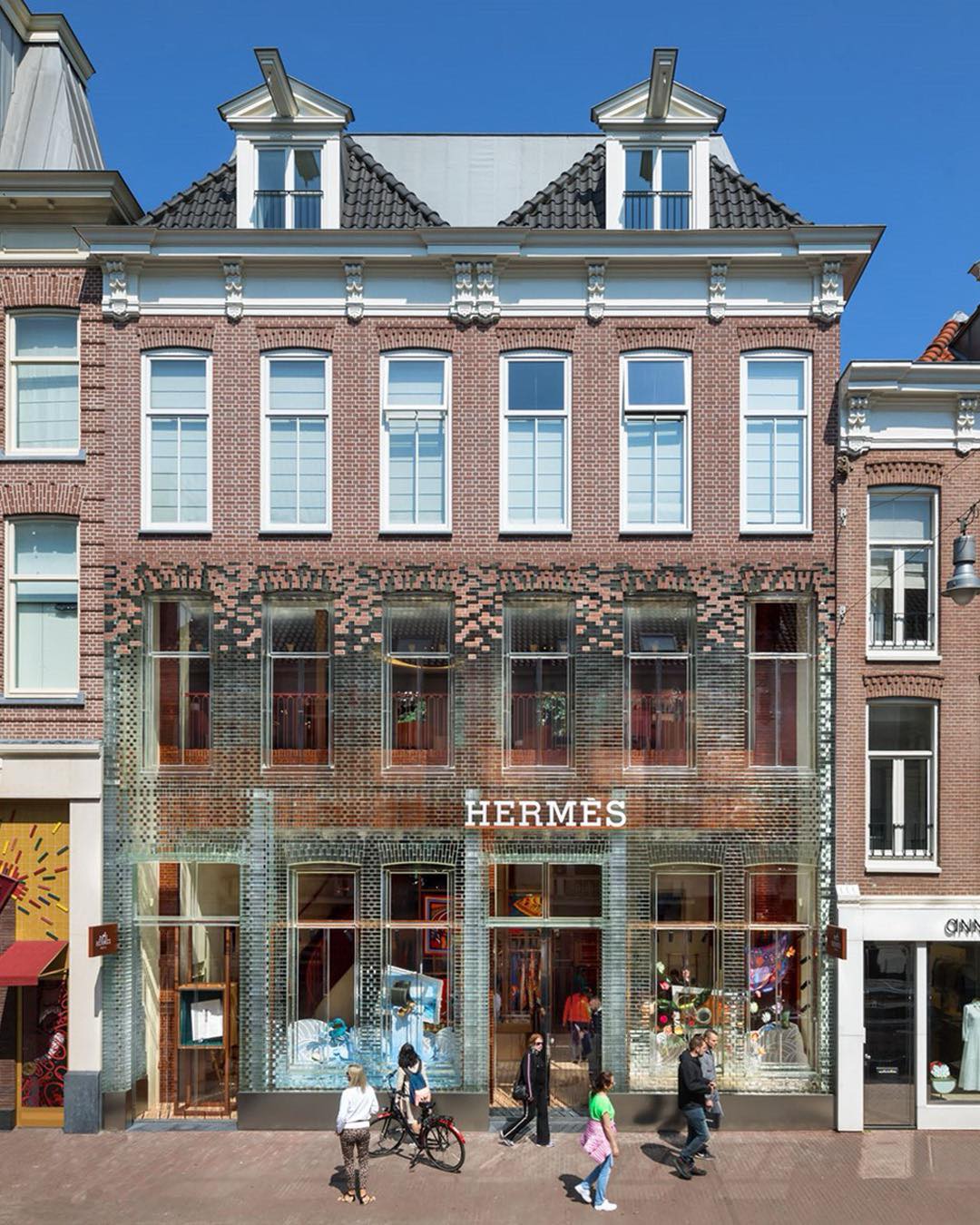 예술작품 같은 패션 스토어✨🏠
네덜란드의 건축 스튜디오 MVRDV는 놀라운 상상력과 도전정신으로 창의적인 건축물을 디자인하는 것으로 유명합니다. 국내에서도 서울역에서부터 청파동까지 이어지는 '서울로7017', 인천의 '파라다이스 시티 호텔' 등의 대표작품들을 만나볼 수 있는데요. MVRDV가 직접 디자인한 전세계의 패션하우스 플래그십 스토어를 소개합니다📸
1-2. 네덜란드 암스테르담의 '크리스탈 하우스'
에르메스의 플래그십 스토어가 위치한 크리스탈 하우스는 유리벽돌로 구성해 완벽히 투명한 외관이 특징입니다. 주변의 경관과도 잘 어우러져 도시의 미관을 해치지 않고 건물이 노후되더라도 유리 벽돌을 다시 녹여 재사용할 수 있어 친환경적이기도 하죠.
3-4. 싱가포르 창이공항의 '티파니앤코'
싱가포르 창이공항 광장에 있는 티파니앤코 매장은 재활용 플라스틱을 활용하여 산호의 이미지를 연상시키는 디자인을 한 것이 특징입니다. 산호의 세포를 본따 3D프린팅을 하고, 바닷물을 배합해 디자인을 하며 폐어망을 재활용해 지속가능성에 집중했음을 알 수 있어요.
5-6. 태국 방콕의 '불가리'
아시아에서 가장 큰 쇼핑몰 중 하나인 아이콘시암 백화점 내에 위치한 방콕의 불가리 플래그십 스토어는 황동과 유리를 사용해 디자인했습니다. 로마의 불가리 스토어에서 영감을 받아 디자인된 이 매장은 황동을 사용해 고급스러운 인상을 주며, 은은한 조명은 불가리 특유의 샤프란 색상을 강조하죠.
7-8. 프랑스 파리의 '에탐'
프랑스의 란제리 브랜드 에탐의 파리 플래그십 스토어입니다. 19세기 건물을 개조해 빛이 내부를 가득채울 수 있도록 벽들을 제거하고, 바닥에 유리를 깔았죠. 노출과 투명성을 통한 아름다움을 브랜드와 건축물에 함께 녹여낸 것이 인상적입니다. 
9-10. 말레이시아 쿠알라 룸푸르의 '불가리'
말레이시아의 쿠알라 룸푸르에 있는 불가리 플래그십 스토어는 불가리 특유의 금빛 균열 디자인이 특징입니다. 균열 디자인이 잘 보이지 않는 밤에는 LED 조명을 점등해 낮이나 밤이나 따뜻한 금빛이 시선을 사로잡죠. 이미지