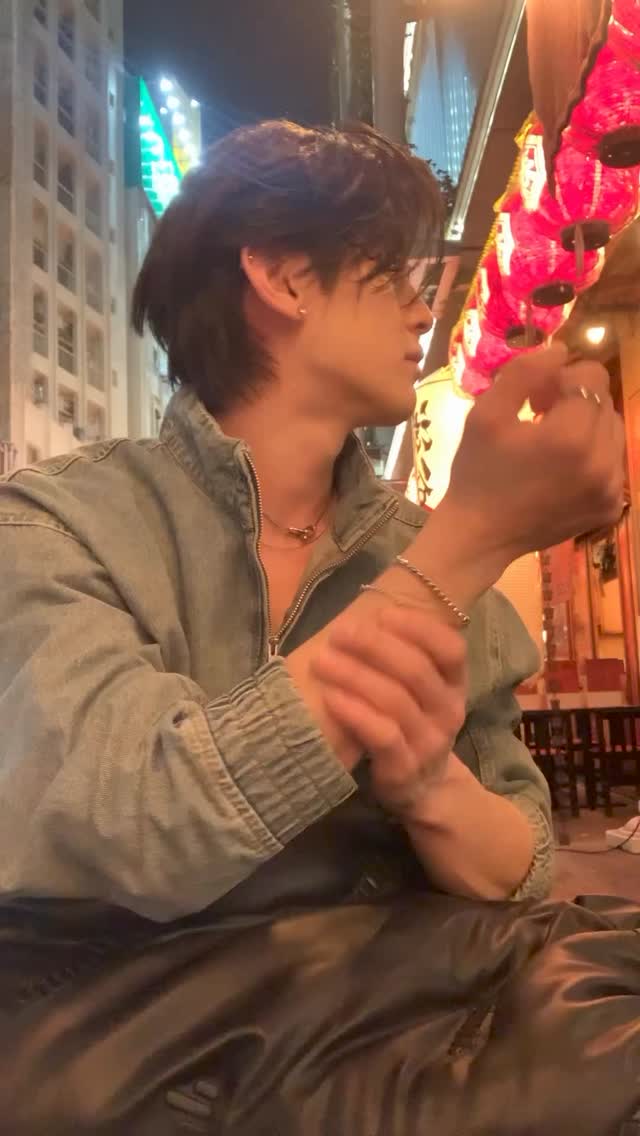 뉴 핫보이와 아이컨텍하기♥️댓글에 한국인 주접 난리난 그 영상🤭 이미지