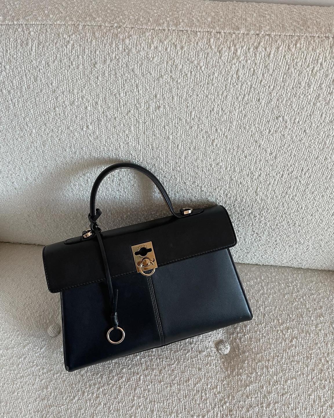 해외에서 핫한 클래식백💼카푸네

홍콩 패션 브랜드 카푸네는 클래식하면서도 모던한 감각의 가방을 선보입니다. 그중, 베스트셀러인 '스탠스 백'은 카푸네의 시그니처 C-Lock 잠금장치와 골드 하드웨어가 어우러져 우아하고 세련된 분위기를 풍기는데요. 스탠스 백은 지속 가능한 이탈리아 가죽과 재활용 폴리에스테르 안감으로 제작되어 환경을 생각하시는 분들께도 추천드립니다.

카푸네의 스탠스 백 스타일링을 슬라이드를 넘겨 확인해 보세요.🔥 이미지6