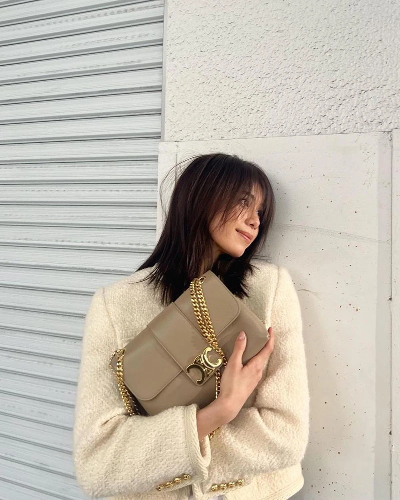 올해 나온 셀린느 빅투아르 백👜
기본 컬러 블랙부터 레오파트까지 다 예쁘다✨🖤
1. 서플 카프스킨 블랙 - 520만 원
2. 서플 카프스킨 브라운 세피아 - 520만 원
3. 드리옹프 캔버스 - 480만 원
4. 레오파드 프린트 트리옹프 캔버스 - 490만 원 이미지2