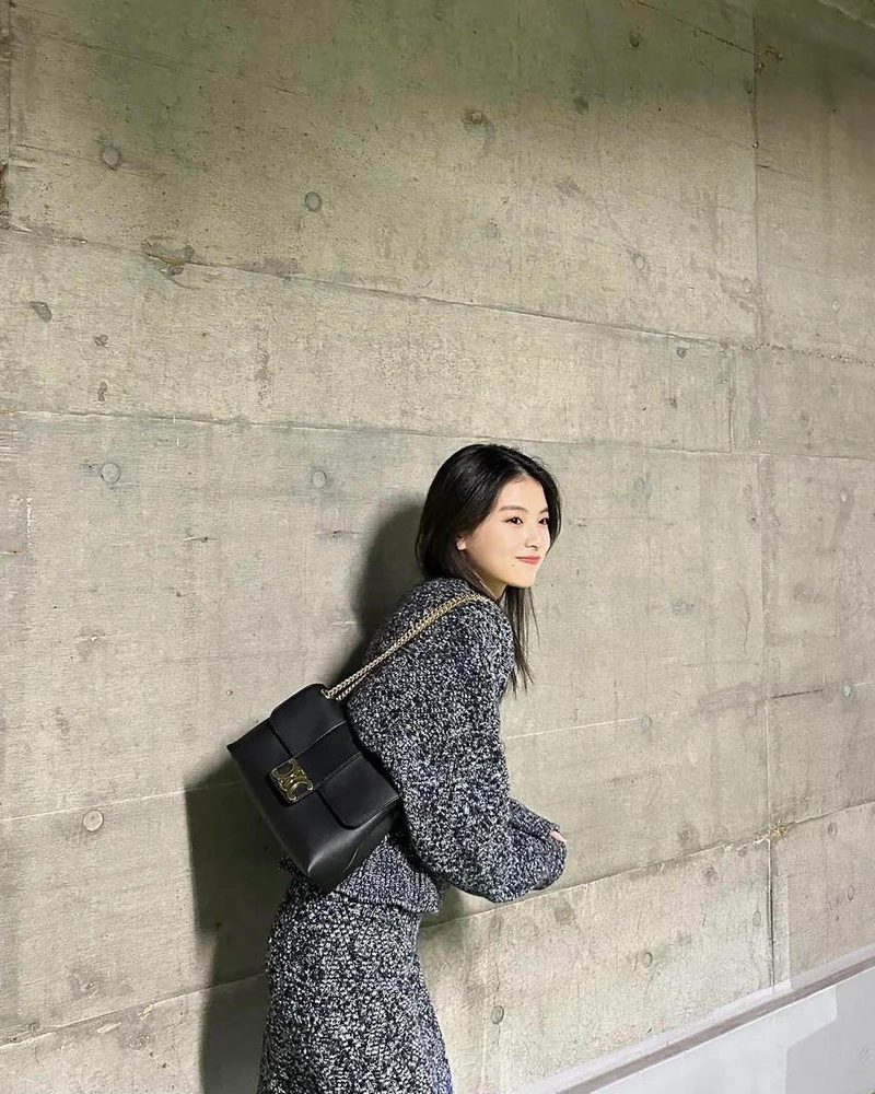 올해 나온 셀린느 빅투아르 백👜
기본 컬러 블랙부터 레오파트까지 다 예쁘다✨🖤
1. 서플 카프스킨 블랙 - 520만 원
2. 서플 카프스킨 브라운 세피아 - 520만 원
3. 드리옹프 캔버스 - 480만 원
4. 레오파드 프린트 트리옹프 캔버스 - 490만 원 이미지1