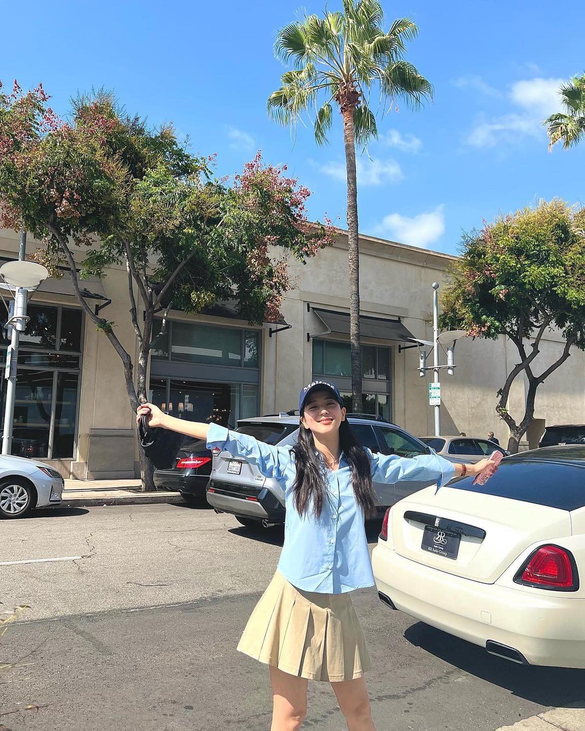 블루셔츠 활용법 5가지👔
올봄엔 블루셔츠 하나로 다양한 조합🪄 여러분 취향은@몇번?🔍

1. 블루셔츠 + 베이지 미니 스커트

2. 블루셔츠 + 청바지

3. 블루셔츠 + 블랙 슬랙스

4. 블루셔츠 + 화이트 팬츠

5. 블루셔츠 + 블랙 미니 스커트 이미지2