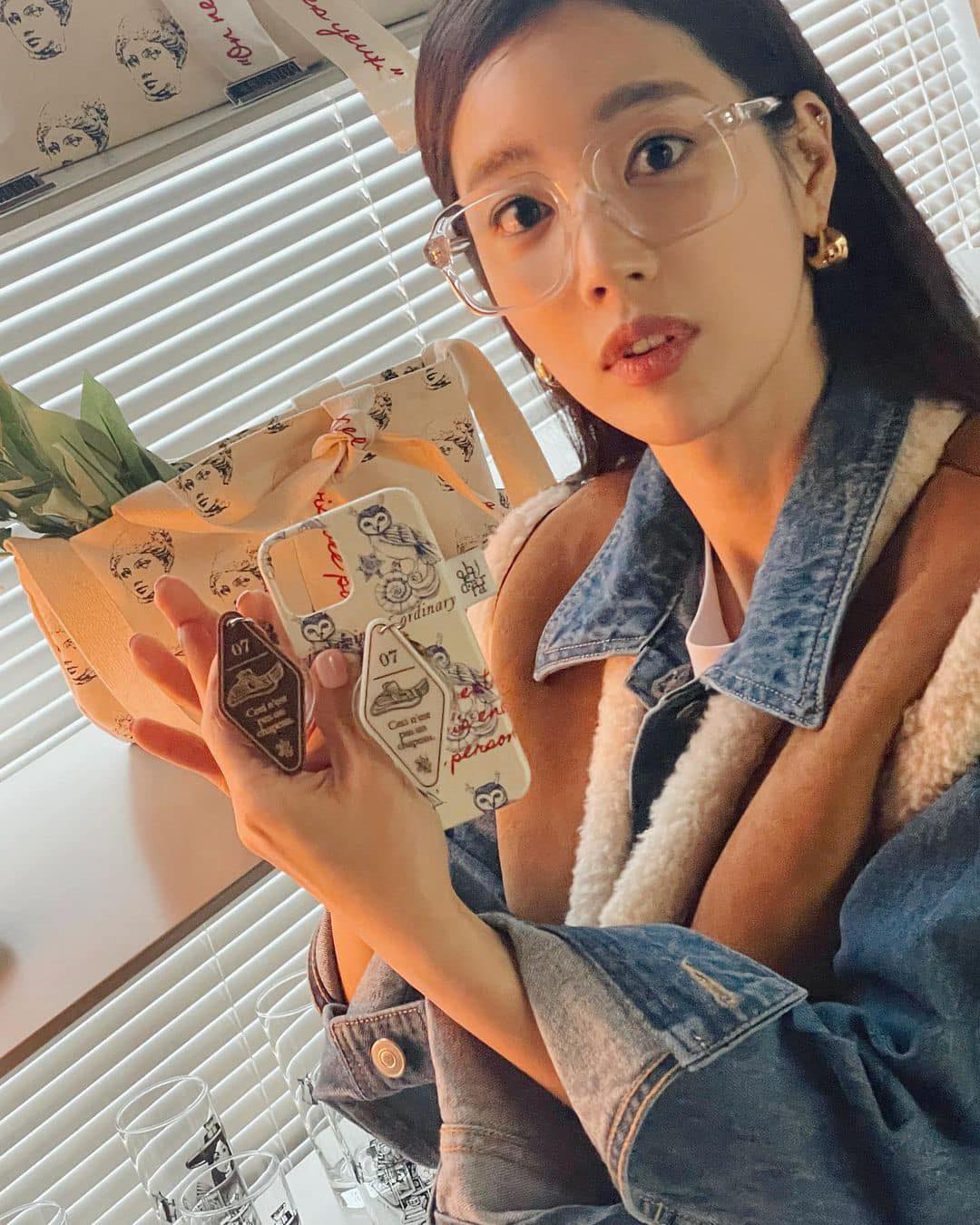 투명테 안경으로 가볍게 포인트🫧 이미지