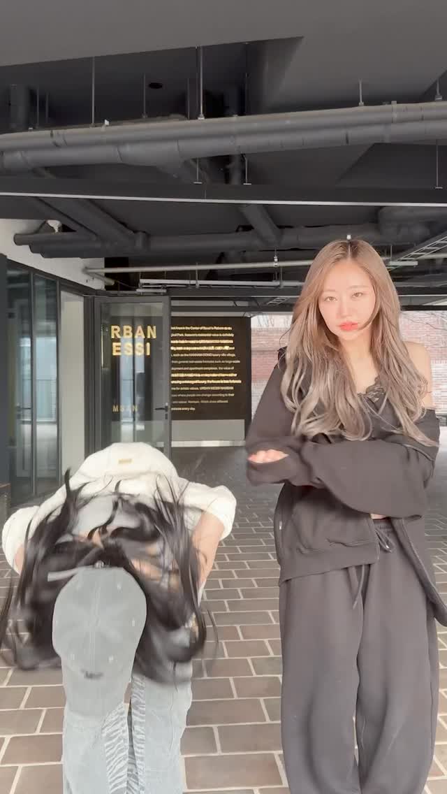 핫하다 못해 매운 쥴띠 조합🔥💯
요즘 유행 donkey donk 챌린지 트레이닝복 입고 @우리도👯‍♀️  이미지