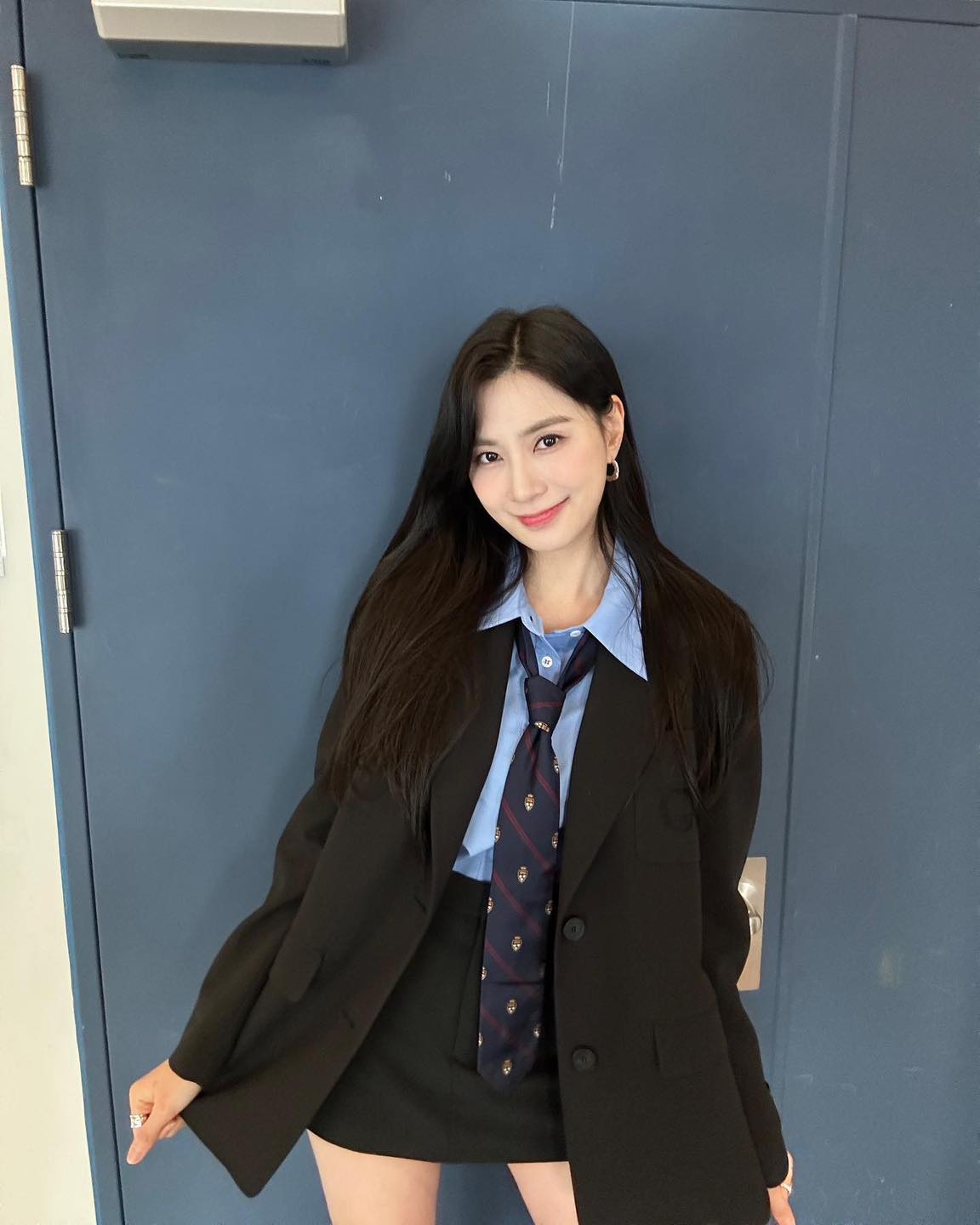 블루셔츠 활용법 5가지👔
올봄엔 블루셔츠 하나로 다양한 조합🪄 여러분 취향은@몇번?🔍

1. 블루셔츠 + 베이지 미니 스커트

2. 블루셔츠 + 청바지

3. 블루셔츠 + 블랙 슬랙스

4. 블루셔츠 + 화이트 팬츠

5. 블루셔츠 + 블랙 미니 스커트 이미지9