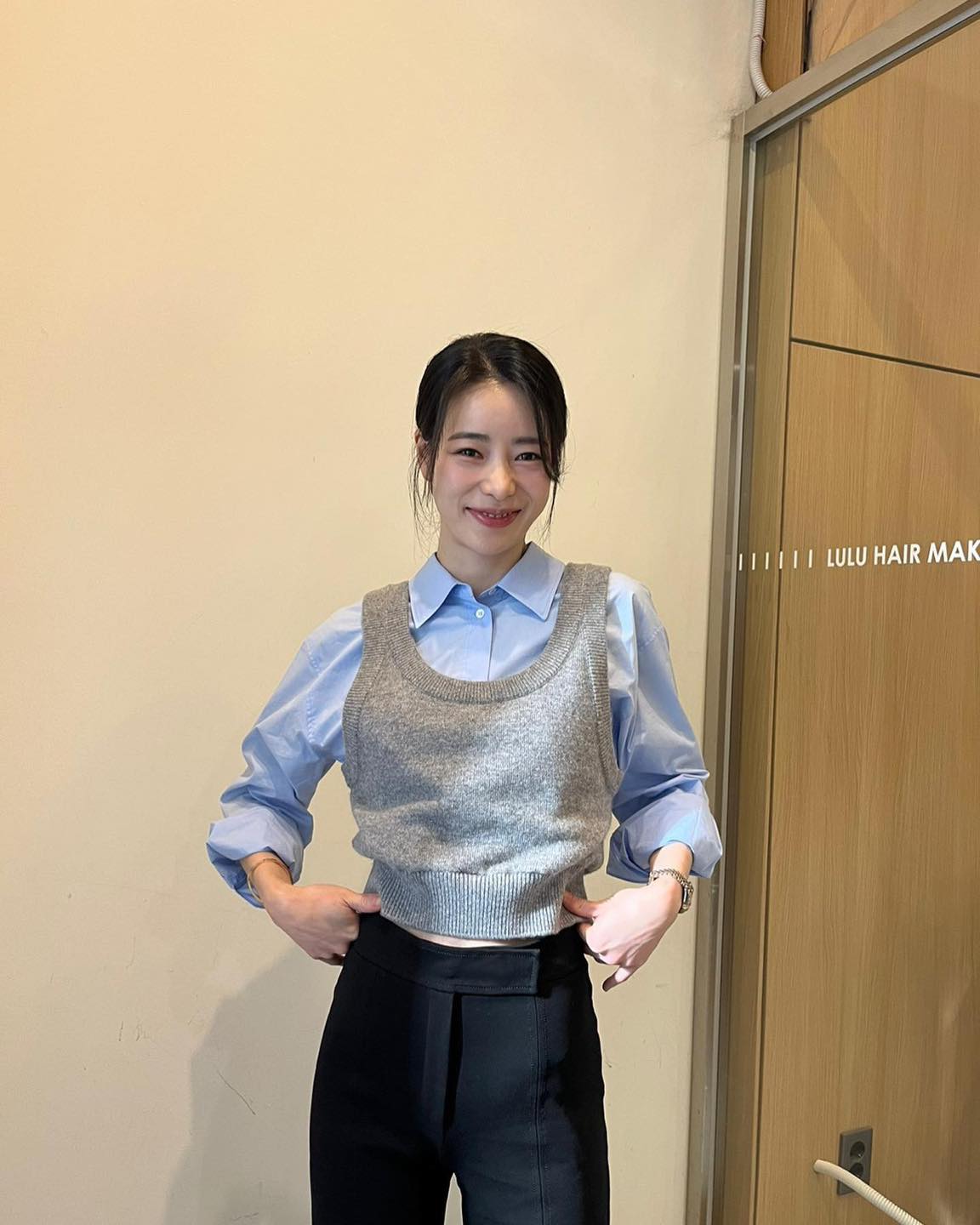 블루셔츠 활용법 5가지👔
올봄엔 블루셔츠 하나로 다양한 조합🪄 여러분 취향은@몇번?🔍

1. 블루셔츠 + 베이지 미니 스커트

2. 블루셔츠 + 청바지

3. 블루셔츠 + 블랙 슬랙스

4. 블루셔츠 + 화이트 팬츠

5. 블루셔츠 + 블랙 미니 스커트 이미지5