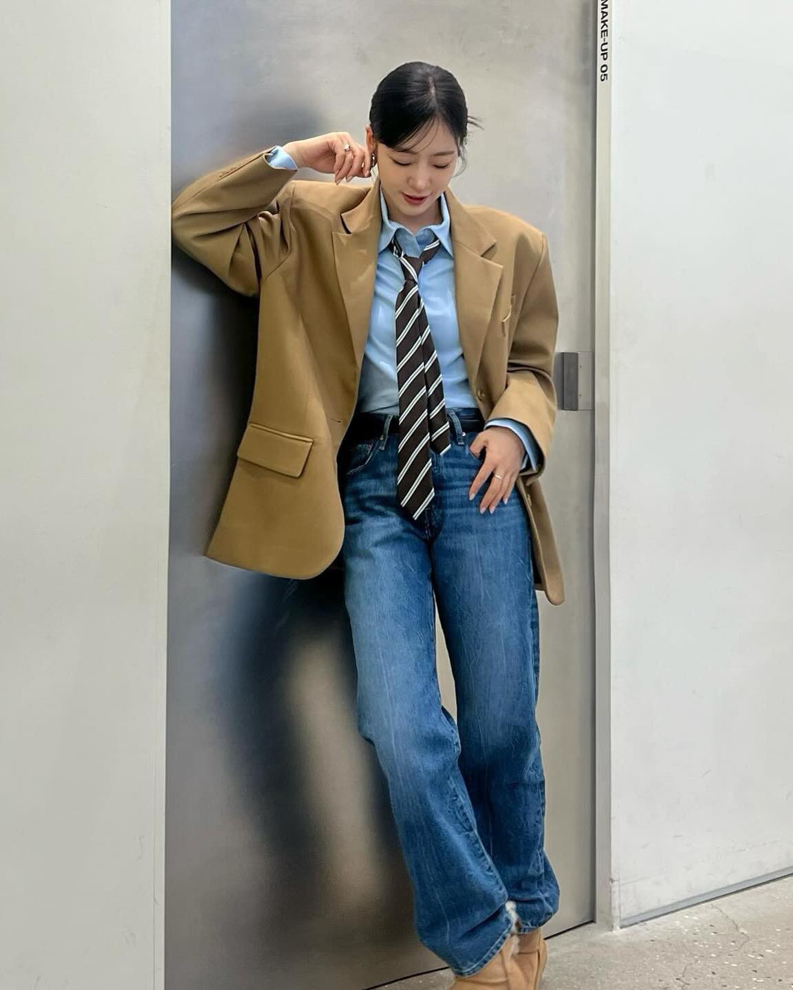 블루셔츠 활용법 5가지👔
올봄엔 블루셔츠 하나로 다양한 조합🪄 여러분 취향은@몇번?🔍

1. 블루셔츠 + 베이지 미니 스커트

2. 블루셔츠 + 청바지

3. 블루셔츠 + 블랙 슬랙스

4. 블루셔츠 + 화이트 팬츠

5. 블루셔츠 + 블랙 미니 스커트 이미지4