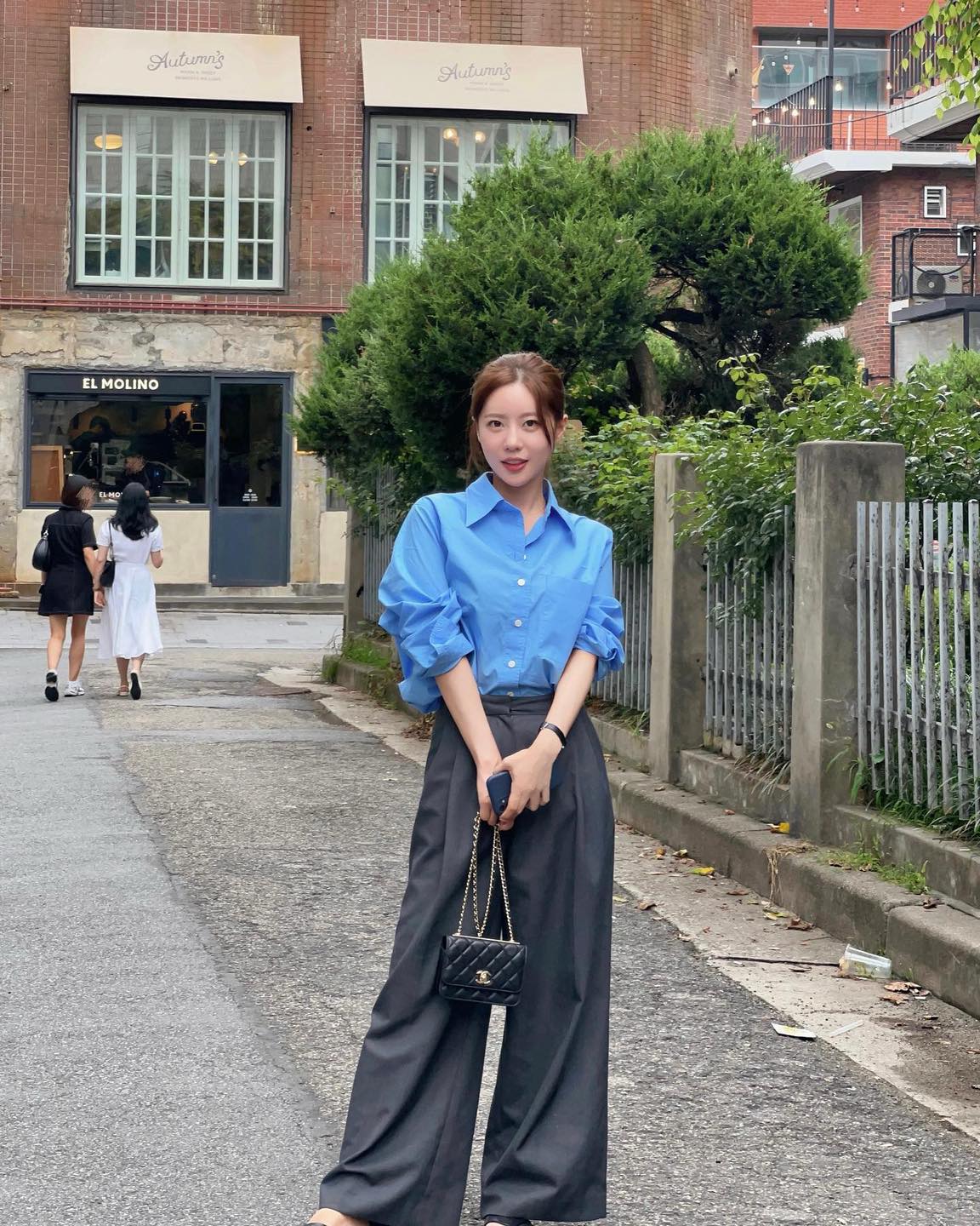 회색 슬랙스로 봄 출근룩 완성🩶 이미지4