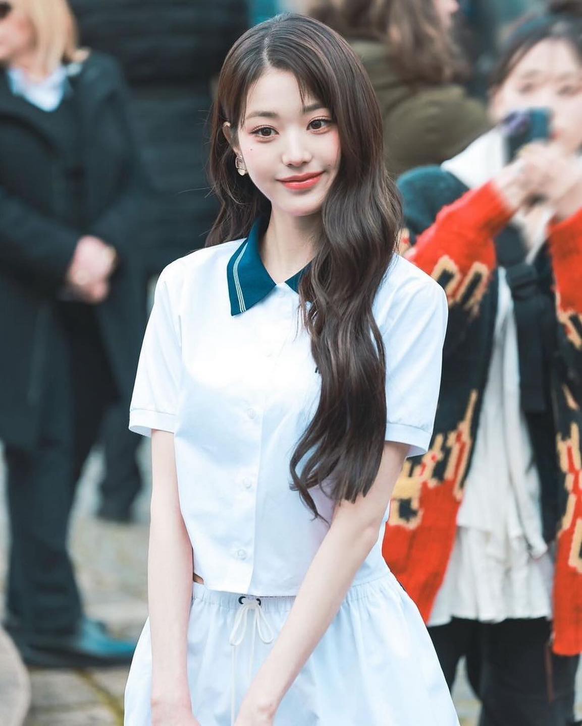 2024 가을/겨울 파리 패션위크 마지막 날을 빛낸 아이돌들🖤 깜짝 등장부터 런웨이 모델까지💫

1. 샤넬 - 제니
이번 파리 패션위크 마지막 날 첫 문을 열었던 샤넬 F/W 2024 쇼에 하우스 앰버서더인 블랙핑크 제니가 참석했습니다. 이날 샤넬 쇼에 참석한 유일한 한국 셀럽으로서 등장만으로도 열띤 호응을 받았는데요. 제니는 블랙 미니 드레스에 다양한 주얼리로 스타일링한 올블랙룩으로 고혹적인 자태를 뽐냈습니다. 

2. 미우미우 - 장원영, 민니, 모모
미우미우 글로벌 앰버서더인 아이브 원영과 (여자)아이들 민니, 일본 앰버서더인 트와이스 모모가 미우미우 F/W 2024 패션쇼에 참석하여 3인 3색 스타일링을 선보였습니다. 원영은 화이트 룩에 그레이 삭스와 미니 백으로 포인트를 주며 요정 같은 비주얼을 자랑했고요. 같은 청청패션이지만 민니는 자켓에 쇼츠 스타일링으로 러블리한 매력을, 튜브 톱으로 스타일링한 모모는 핫걸 매력을 뽐냈죠. 

3. 루이 비통 - 리사, 혜인, 나연, 필릭스
파리 패션위크 마지막 날, 마지막 타임을 장식한 루이 비통 F/W 2024 쇼에는 블랙핑크 리사가 깜짝 등장하여 화제를 모았습니다. LVMH 2세와의 열애설 이후 새로운 행보를 보이고 있는 그녀가 셀린느가 아닌 루이 비통과의 새로운 인연이 시작된 건 아닐까 하는 추측이 나오고 있죠. 
블랙 앤 화이트로 스타일링한 루이 비통 하우스 앰버서더 뉴진스 혜인과, 트와이스 나연도 이날 참석하여 눈길을 끌었습니다. 루이 비통 하우스 앰버서더인 스트레이 키즈 필릭스는 런웨이에서 패션쇼 모델로 활약하며 색다른 매력을 선보였죠. 

4. 생 로랑 - 정한, 텐
이날 생 로랑 남성 F/W 2024 쇼도 파리에서 진행되었는데요. 세븐틴 정한과 NCT 텐이 참석하여 자리를 빛냈습니다. 정한은 실크 블라우스에 블랙 팬츠를 매치하여 미니멀한 룩으로 시크한 매력을 뽐냈고요. 텐은 도트 패턴 상의에 핀 스트라이프 패턴 하의를 매치한 스타일링으로 세련된 룩을 완성했습니다.  이미지