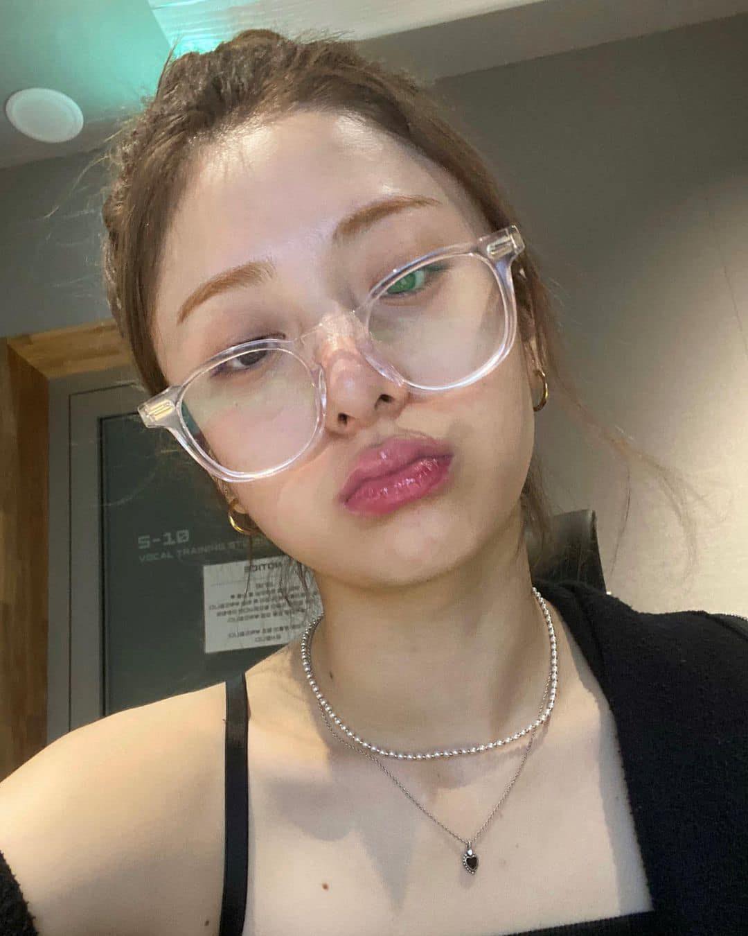 투명테 안경으로 가볍게 포인트🫧 이미지