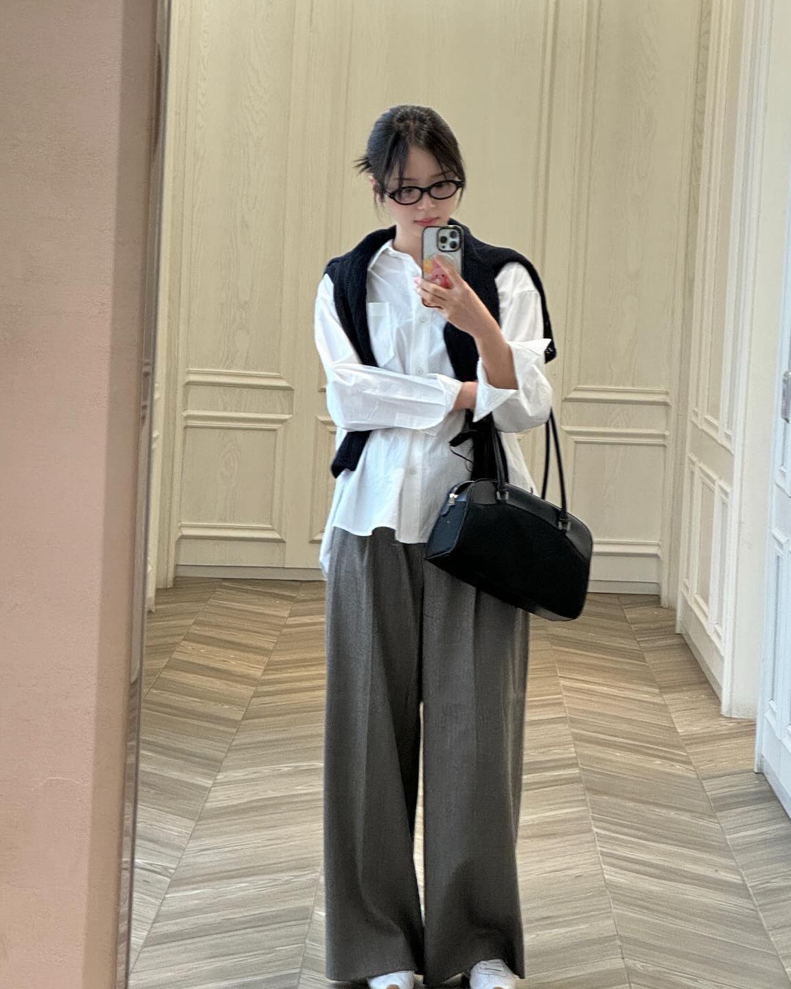 회색 슬랙스로 봄 출근룩 완성🩶 이미지2