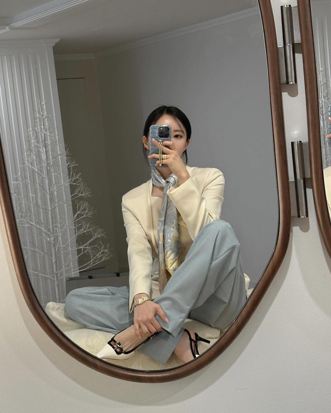 효민,신세경의 봄 슬링백🌸👠
로저 비비에 미니 버클 슬링백 펌프스🤍 24년 S/S 컬렉션🛍️ 이미지