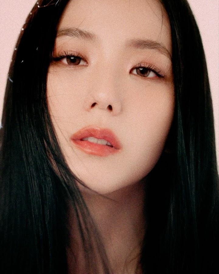 셀프 포트레이트의 새 얼굴💖지수
강렬한 흑발 미녀 지수와 잘 어울리는 드레스룩🖤🩷 #광고
런던 기반의 패션 하우스 셀프 포트레이트에서 블랙핑크 지수를 2024 SS 캠페인의 새로운 얼굴로 공개했습니다. 이번 협업은 셀프 포트레이트가 뮤지션과 함께하는 첫 번째 캠페인이자, 지수의 개인 활동 이후 처음 공개하는 프로젝트인데요. 캠페인 속 지수는 셀프 포트레이트의 2024 SS 컬렉션에서 블랙 트리밍이 들어간 연 핑크 시퀸 미니 드레스, 다이아몬드 장식의 연 핑크 도트 메쉬 드레스, 플라워 디테일이 있는 화이트 시퀸 미니 드레스, 오렌지와 핑크 색상이 혼합된 라인스톤 장식의 미니드레스를 완벽하게 소화하며 다채로운 매력을 선보였습니다.
지수가 착용한 셀프 포트레이트 아이템은 셀프 포트레이트 공식 홈페이지와 전 세계 오프라인 매장에서 만나볼 수 있습니다. ✔️ 이미지5