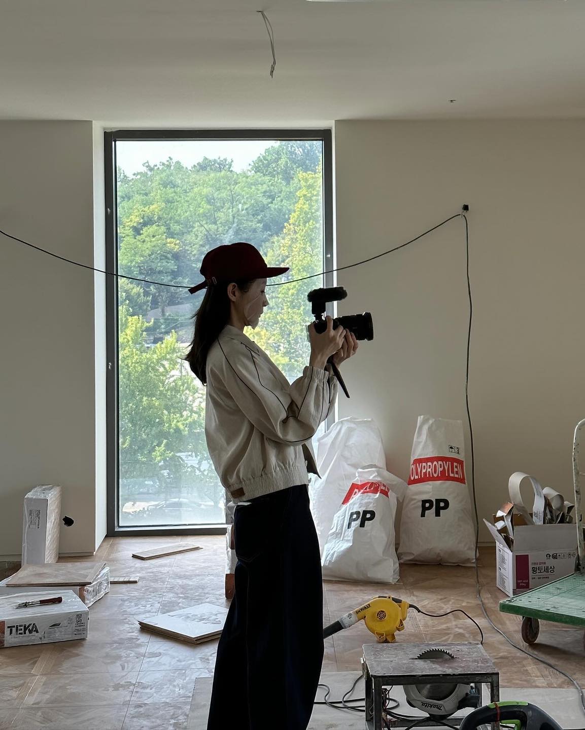 꾸안꾸🤎🤍 강민경 봄자켓룩 이미지5