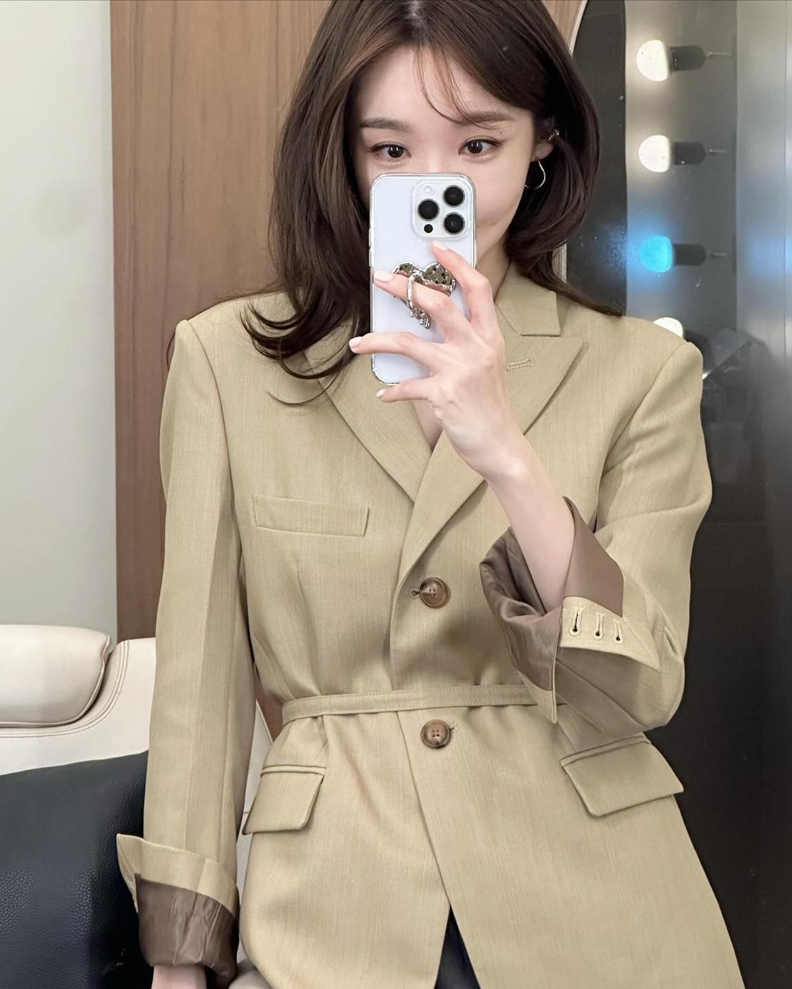 꾸안꾸🤎🤍 강민경 봄자켓룩 이미지2