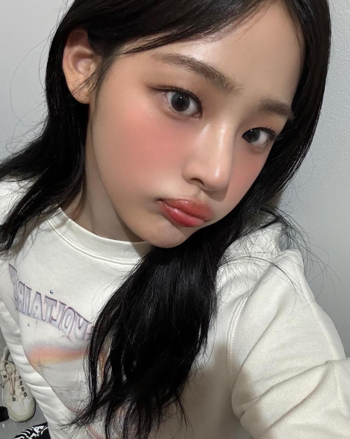 올봄 블러셔 메이크업 트렌드🌸
눈 밑이나 볼 전체에 핑크 블러셔로 화사하고 확실한 포인트🌷 이미지7