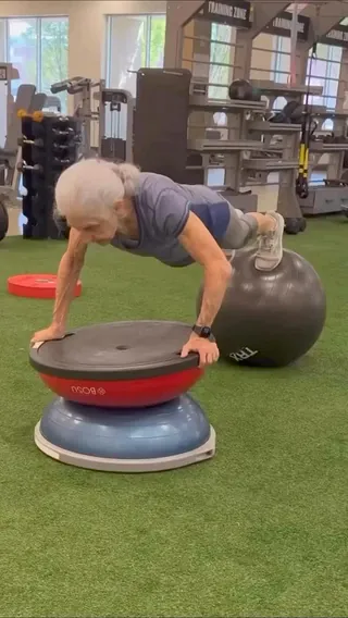 운동자극 할머니👵🏻🏋🏻♀️70세 연세에 저런 파워🔥자극 받고 3월 운동ㄱㄱ 이미지