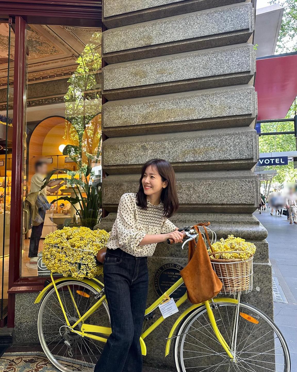 블라우스로 봄 나들이룩 완성🌼 이미지