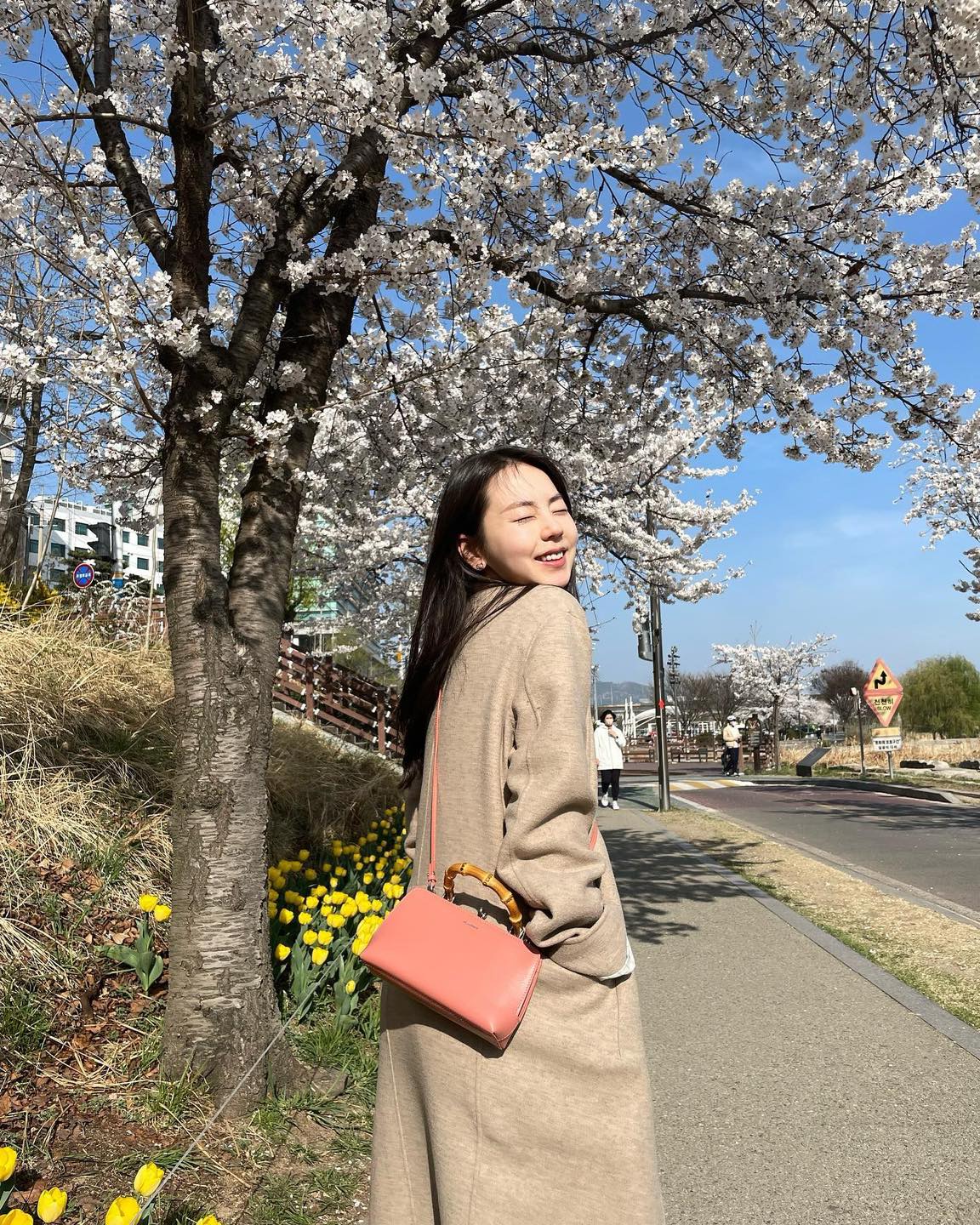 곧 벚꽃 핀대🌸🗓️ 언제 보러 갈까
셀럽들의 벚꽃 구경룩🌷 우리도 이쁘게 입고 사진@찍자📸

<전국 벚꽃 개화 시기> 
- ​3월 22일: 부산, 창원
- 3월 24일: 서귀포, 포항
- 3월 26일: 대구
- 3월 27일: 울산
- 3월 28일: 여수, 광주
- 3월 29일: 목포, 전주
- 3월 30일: 대전
- 3월 31일: 청주, 강릉
- 4월 3일: 서울
- 4월 7일: 수원, 인천, 춘천 이미지
