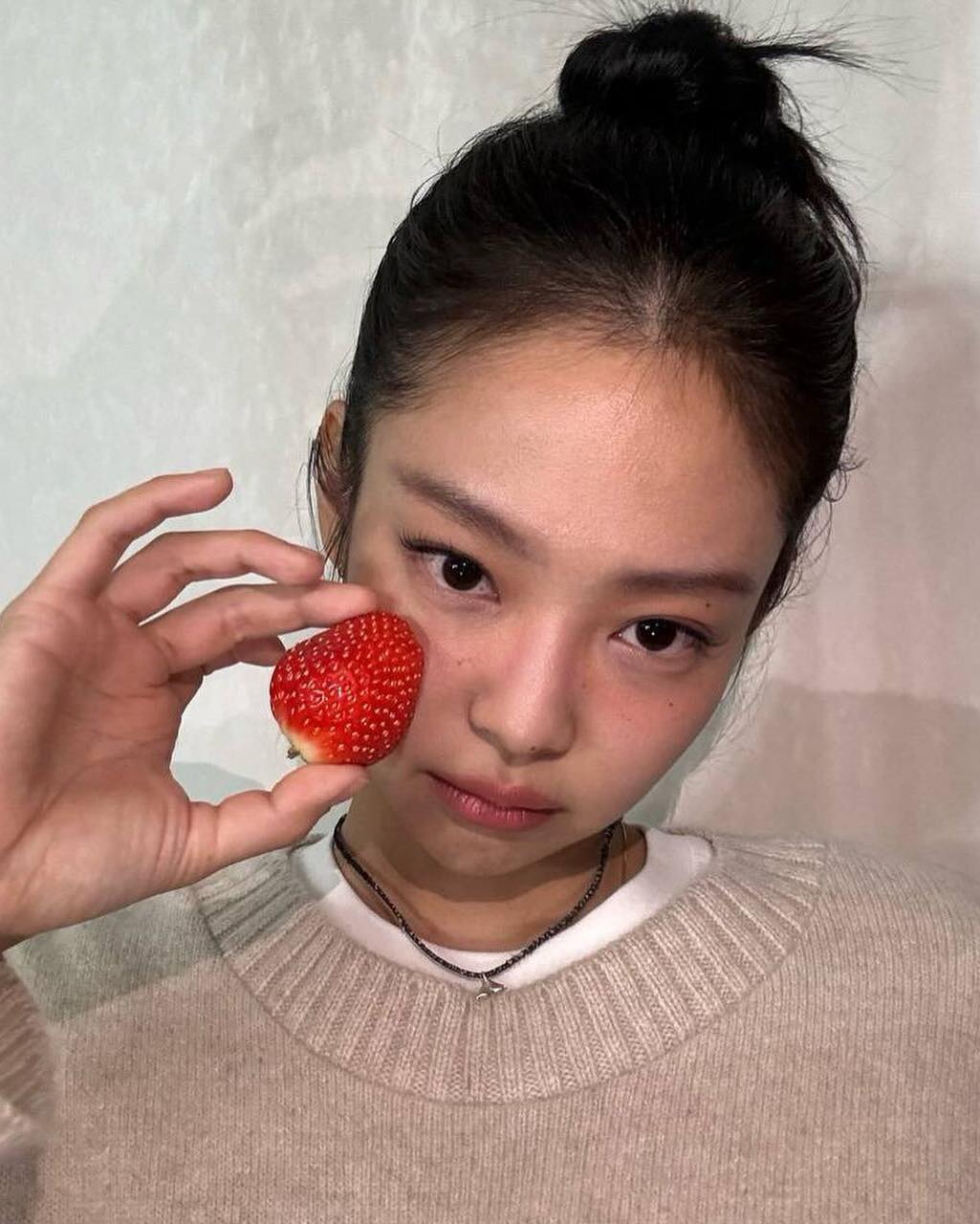 요즘 메이크업 트렌드🩰미지근립

본인의 퍼스널 컬러가 웜과 쿨 중간에 걸쳐 있다거나, 쨍한 립 메이크업에 아닌 새로운 메이크업을 시도하고 싶은 분들에게 '미지근립' 메이크업을 추천 드립니다. 채도가 높지 않은 오묘한 립 컬러이기 때문에 데일리로 은은하게 포인트 주기 좋은 메이크업인데요. 본인 피부 톤에 맞게 러블리한 딸기 우유 컬러부터 세련된 말린 장미 컬러까지 선택의 폭이 넓죠. 

단독 발색뿐만 아니라 베이스 립 컬러로도 좋은 미지근립. 올봄 새로운 립 메이크업에 도전해 보세요. 💋 이미지4